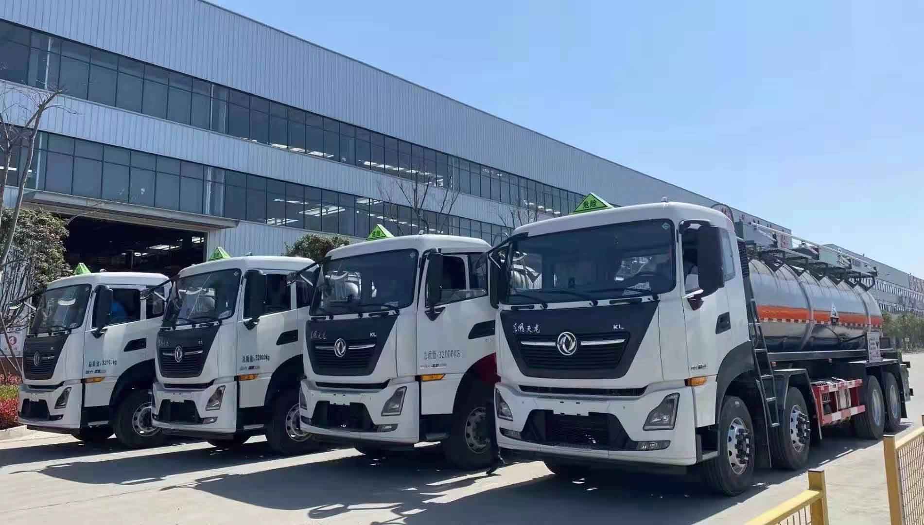 東風天龍前四后八腐蝕品罐式運輸車批量發(fā)車