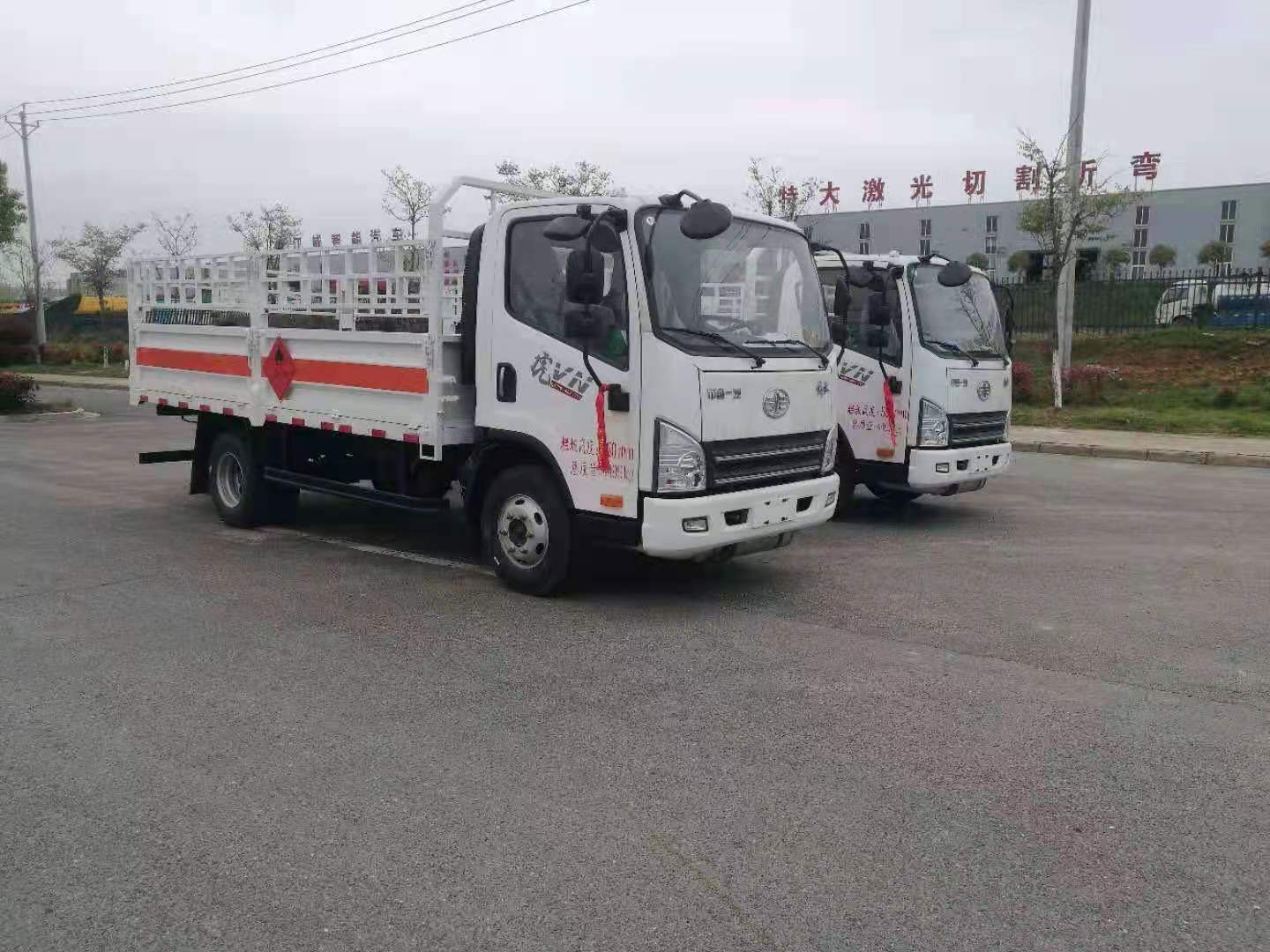 安徽黃總訂購兩臺解放氣瓶運輸車