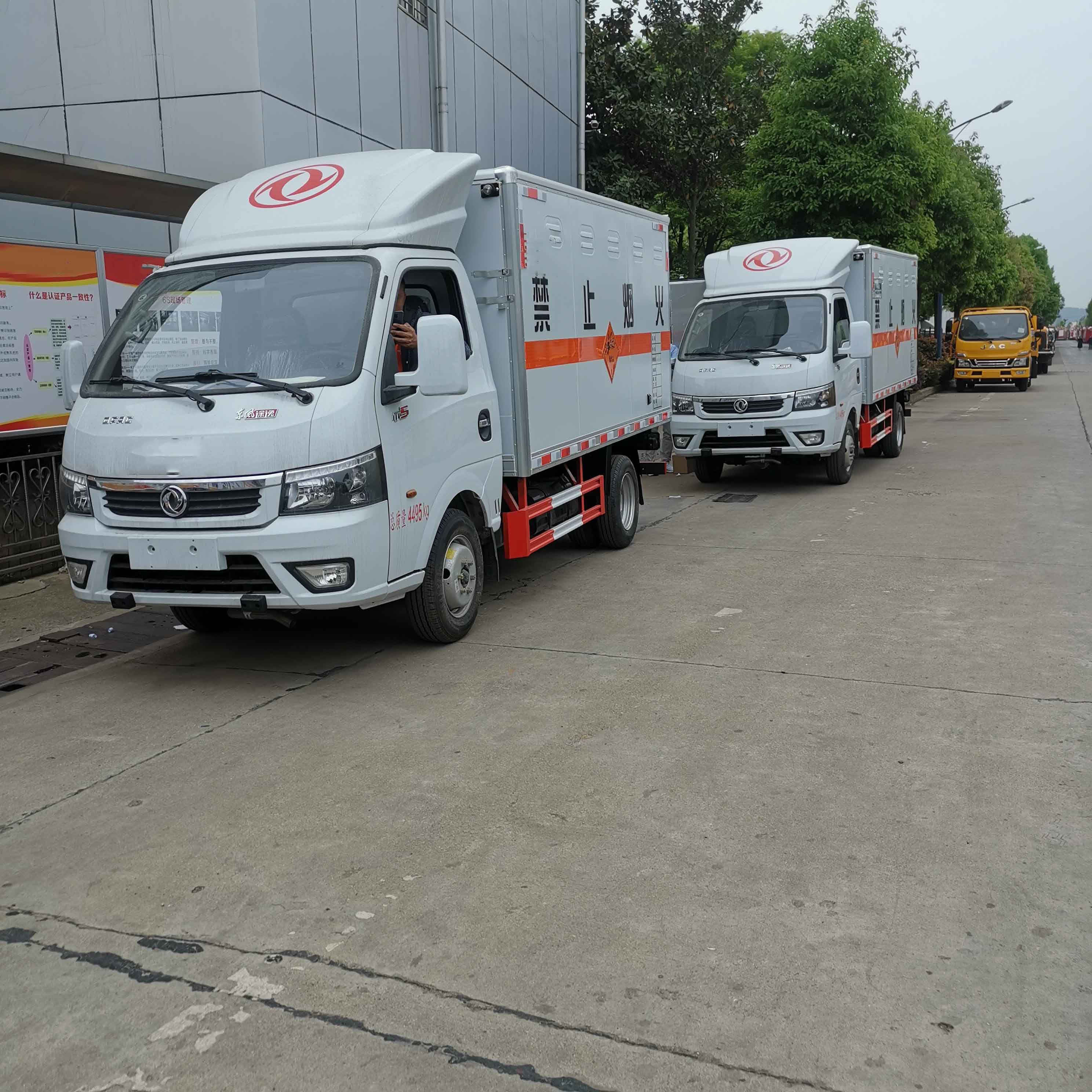 甘肅馬總兩臺東風途逸國六柴油爆破運輸車發車