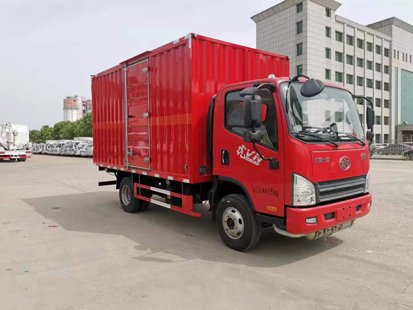 解放紅色易燃氣體廂式運輸車