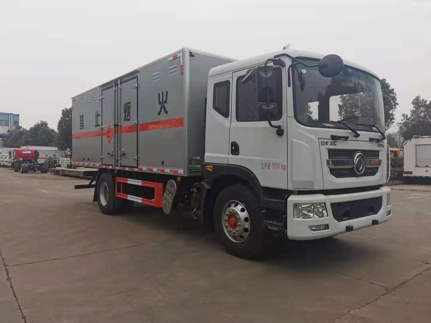 東風(fēng)D9一類6米8民爆物品配送車