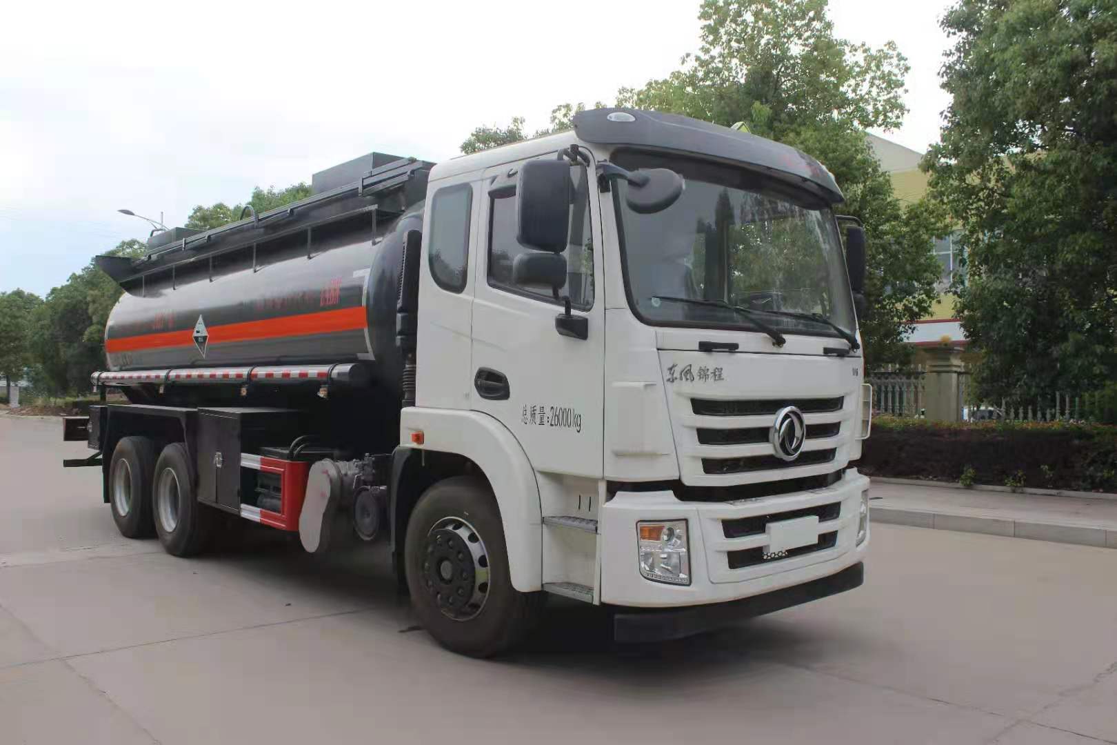 東風錦程后八輪腐蝕品罐式運輸車