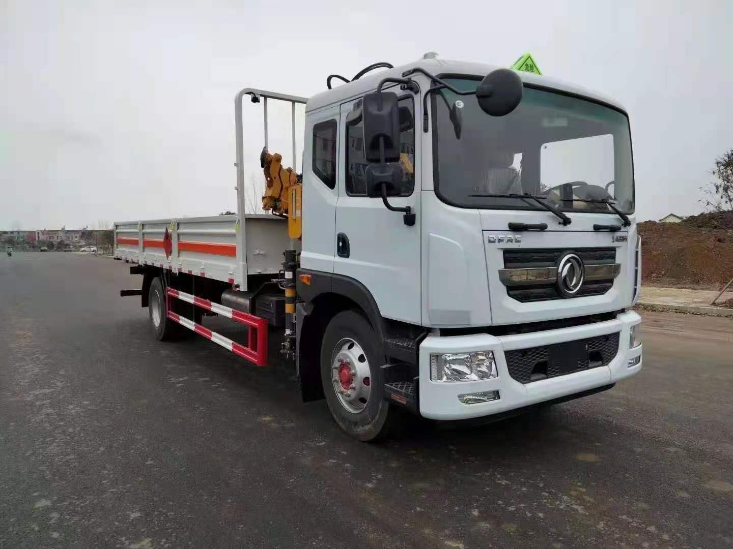 新款車型推薦——東風D9帶吊國六氣瓶車