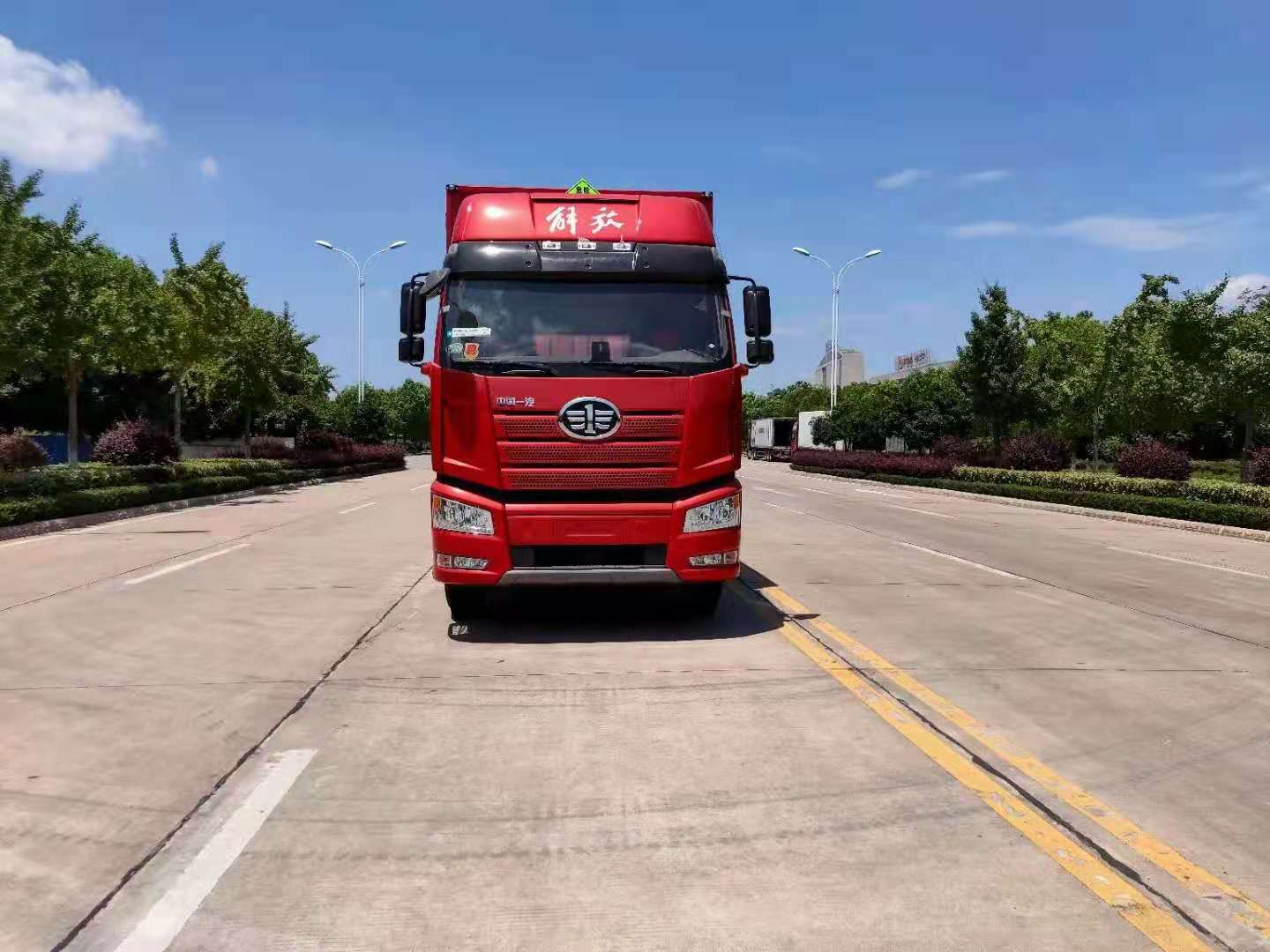 新款解放前四后八320馬力易燃液體廂式車(chē)