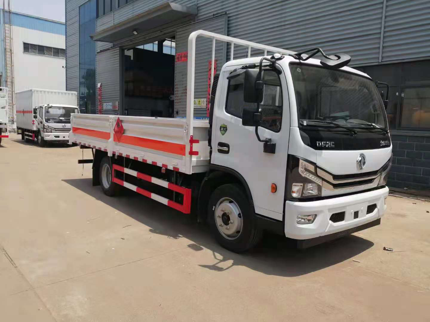 提車(chē)不到10萬(wàn)的東風(fēng)4米2藍(lán)牌氣瓶運(yùn)輸車(chē)