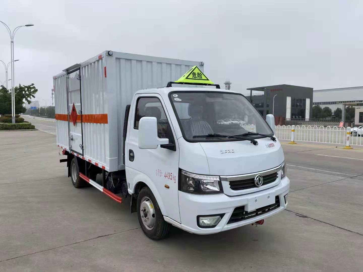 東風(fēng)途逸瓦楞板3米8雜項(xiàng)危險(xiǎn)品廂式運(yùn)輸車(chē)