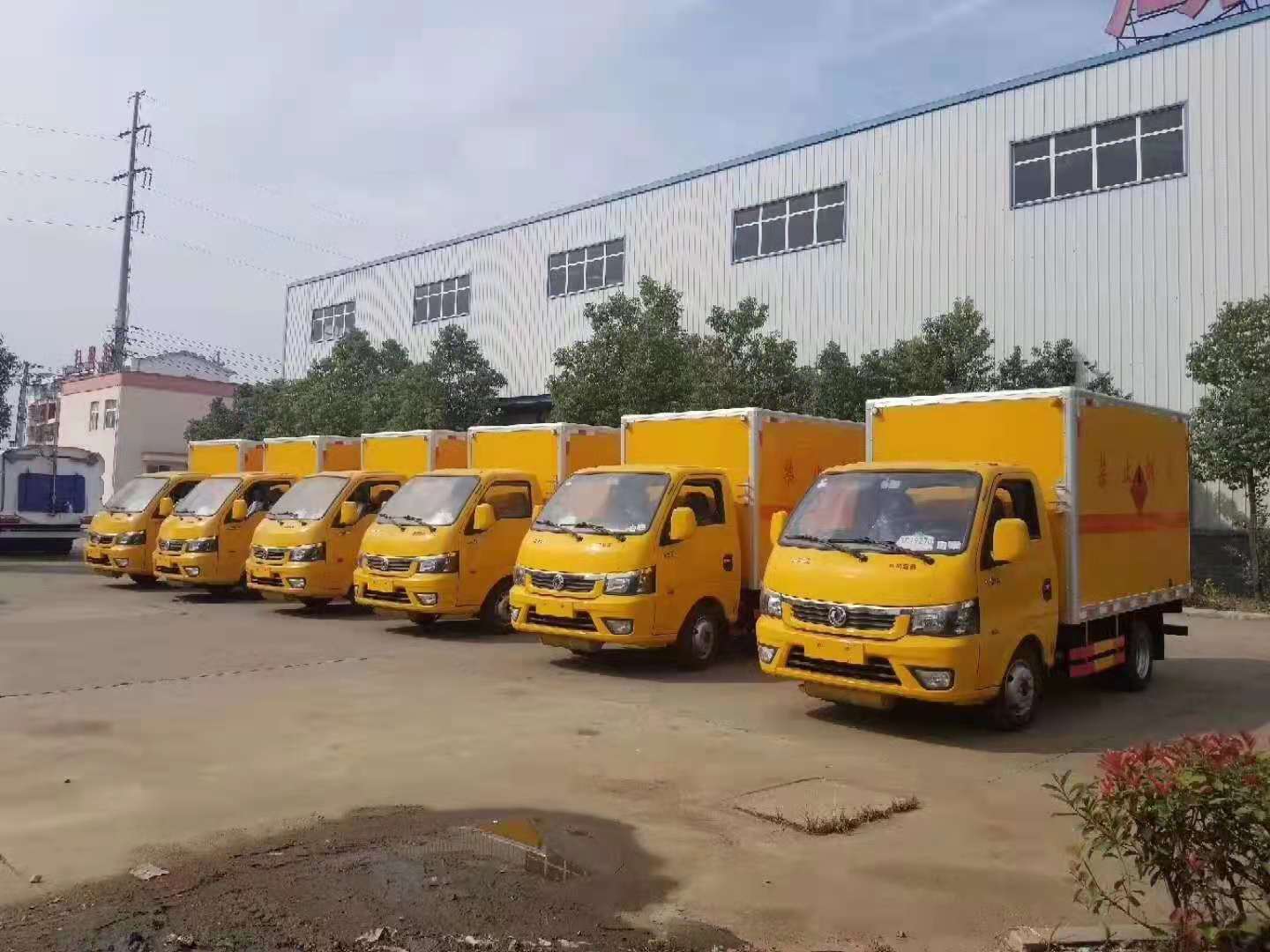 5臺(tái)東風(fēng)途逸黃色危險(xiǎn)品車(chē)發(fā)車(chē)