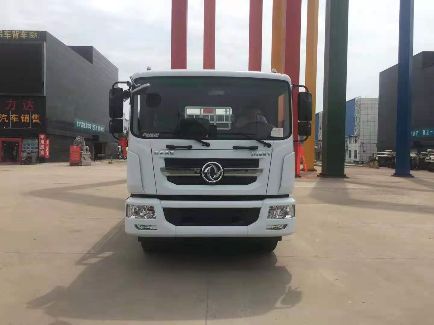 東風D9國六帶液壓尾板氣瓶車