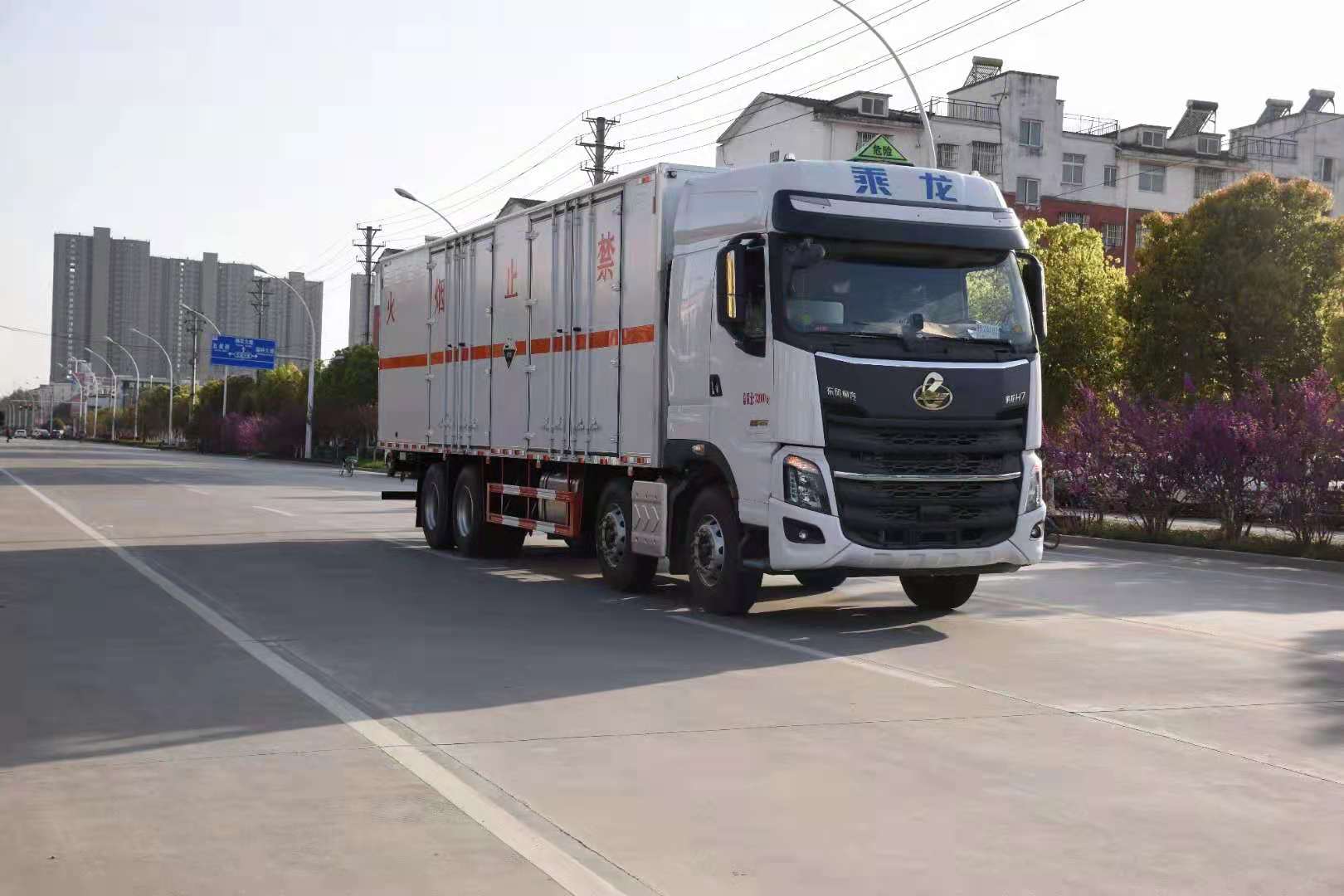 東風天龍與東風柳汽危險品車對比