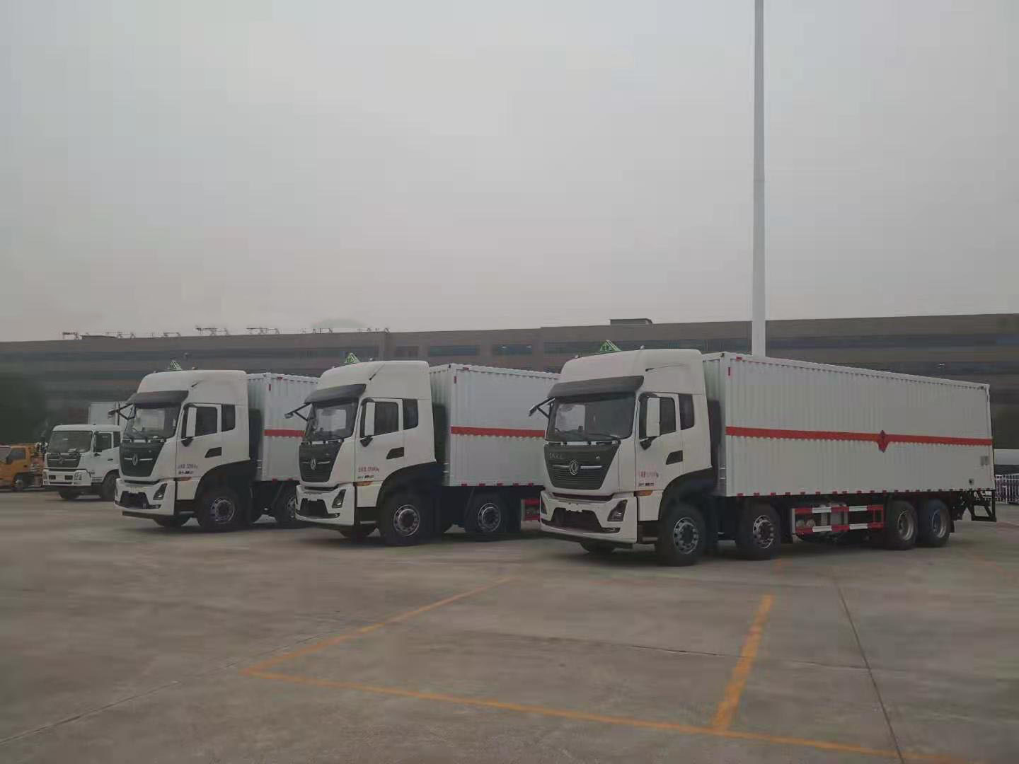 東風天龍前四后八9米4瓦楞板國六危險品車