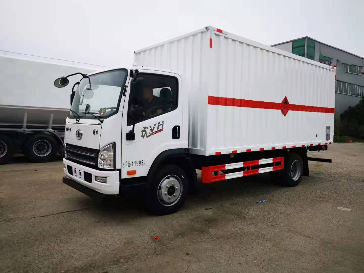 解放國六5米1瓦楞板危險品車