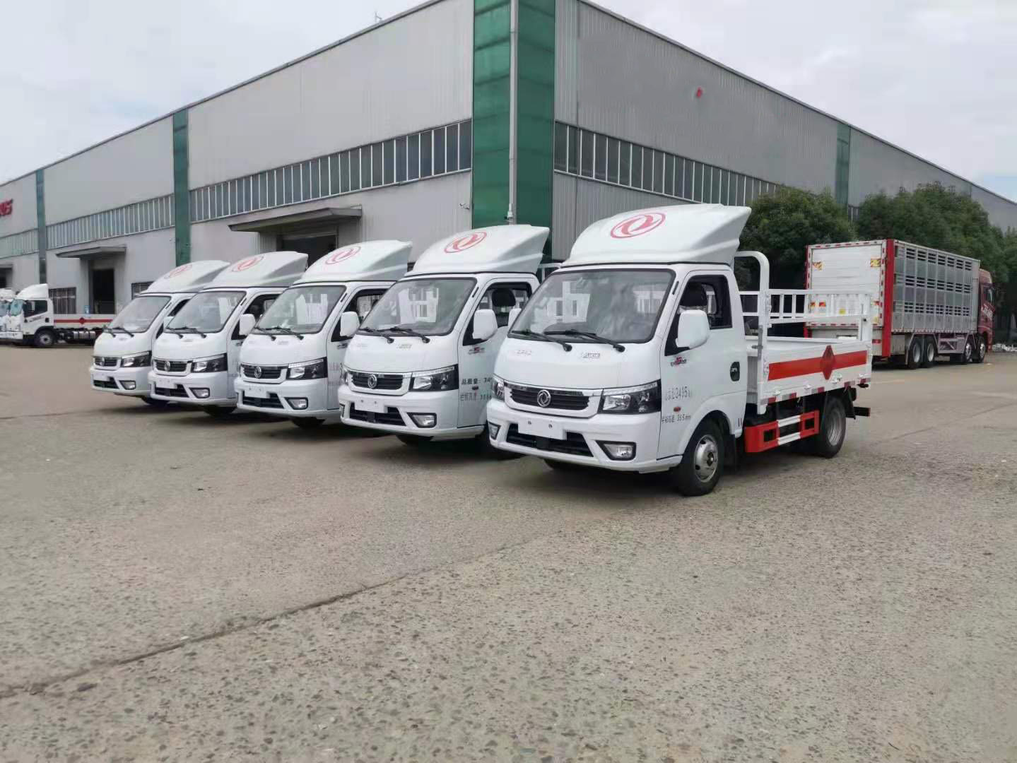 河北5臺東風途逸氣瓶運輸車發車