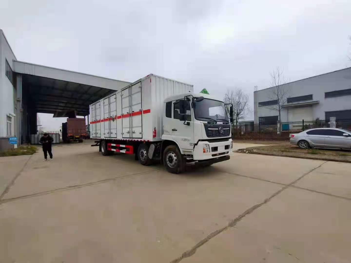 東風天錦三軸危貨車詳細配置介紹