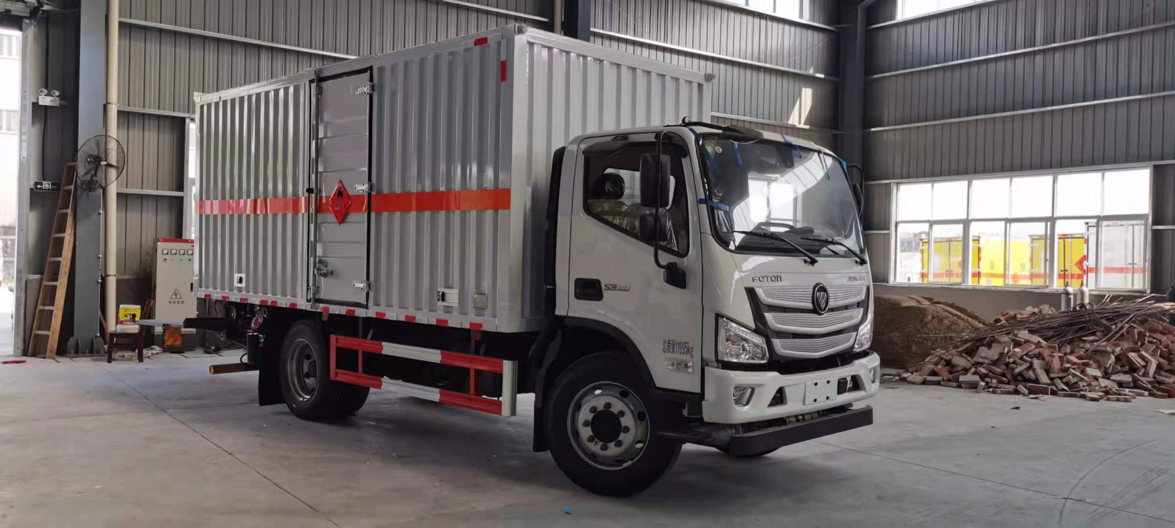 福田歐馬可3.8排量156馬力國六5米1危險(xiǎn)品車