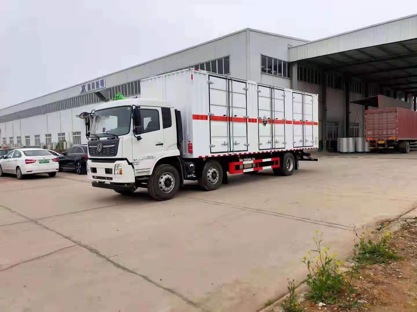 國(guó)六東風(fēng)天錦三軸腐蝕性物品廂式運(yùn)輸車