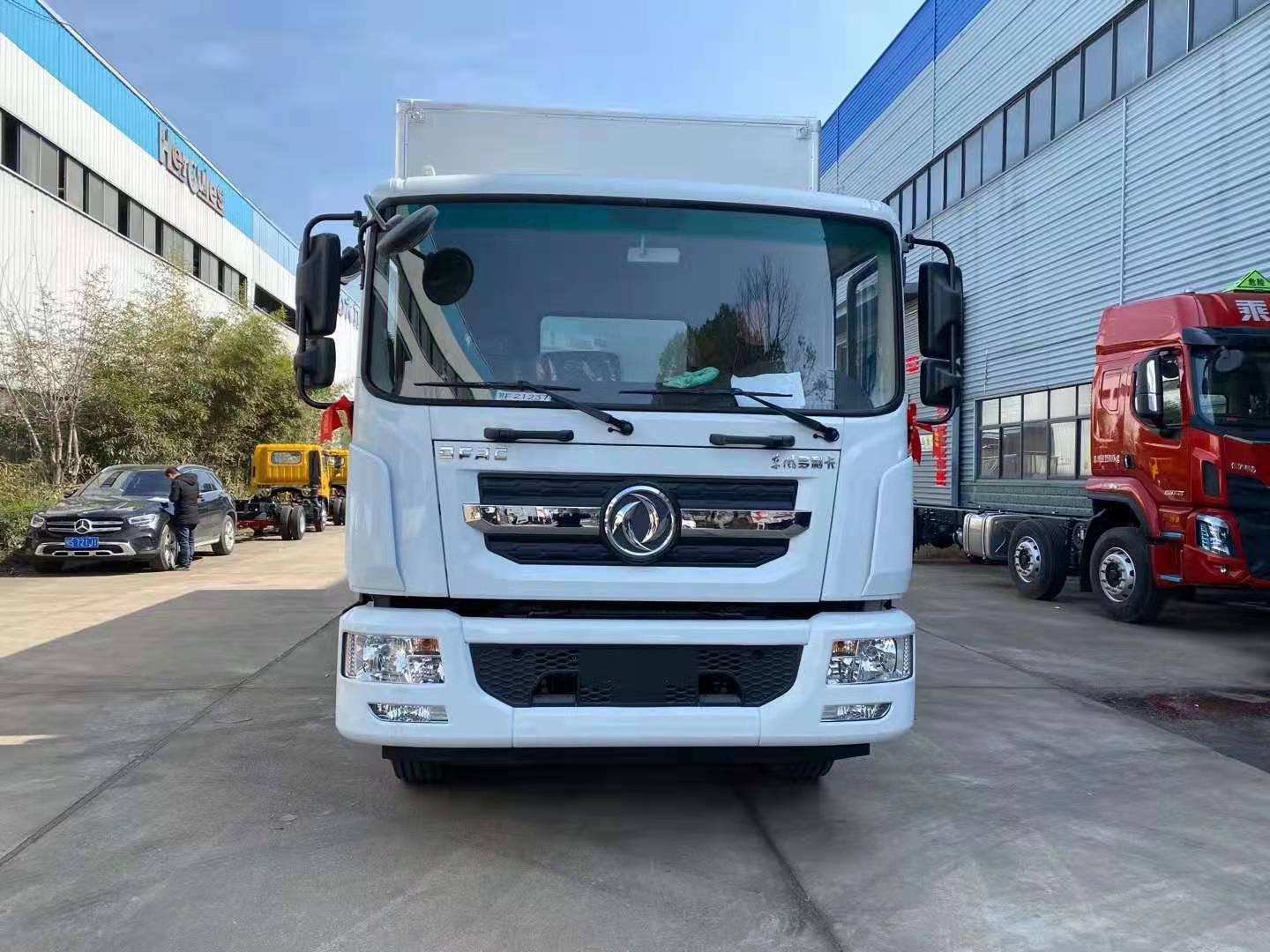 6米8東風(fēng)D9腐蝕品廂式車