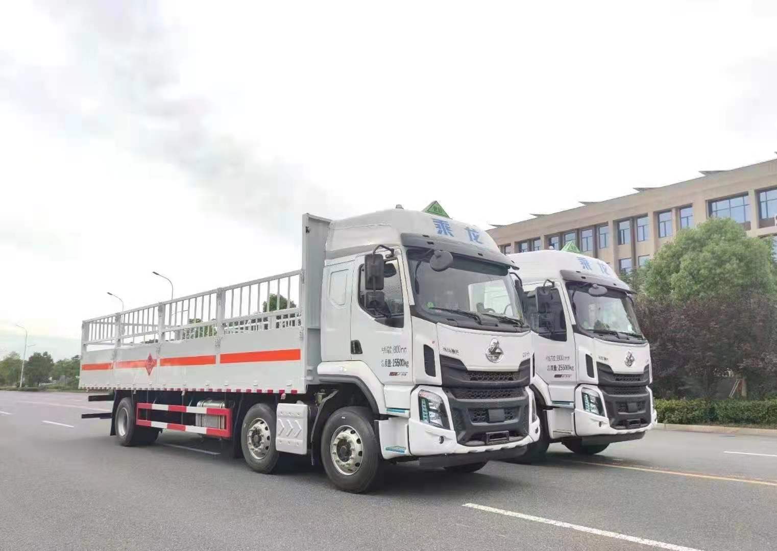 兩臺東風柳汽國六三軸9米6氣瓶車發車