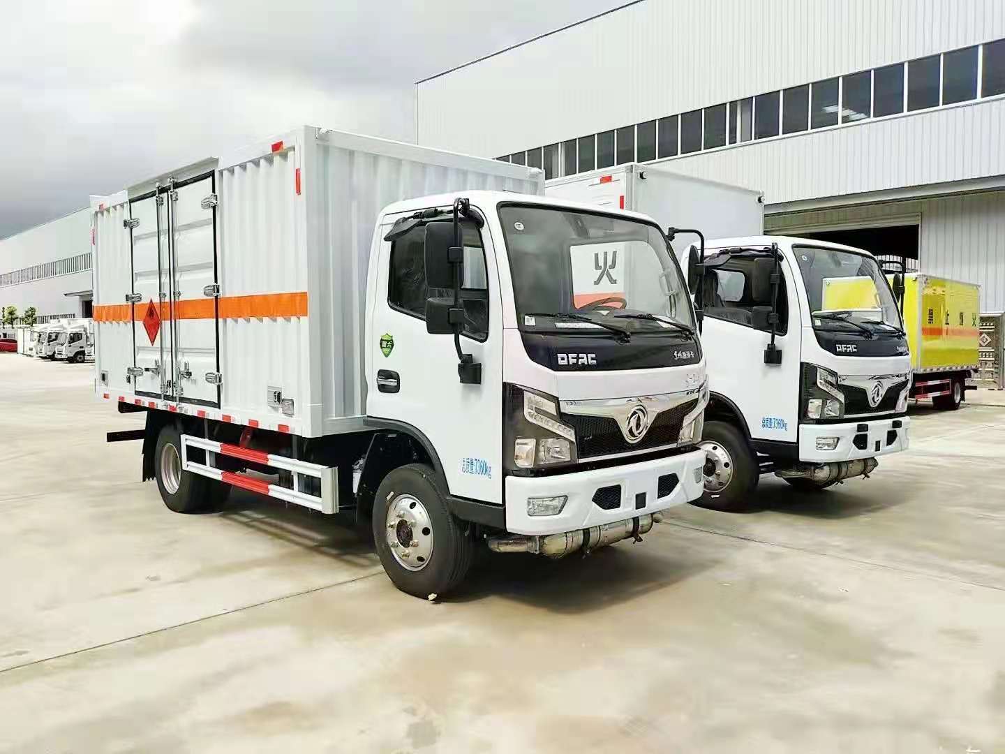 兩臺東風福瑞卡4米1黃牌危險品車發車