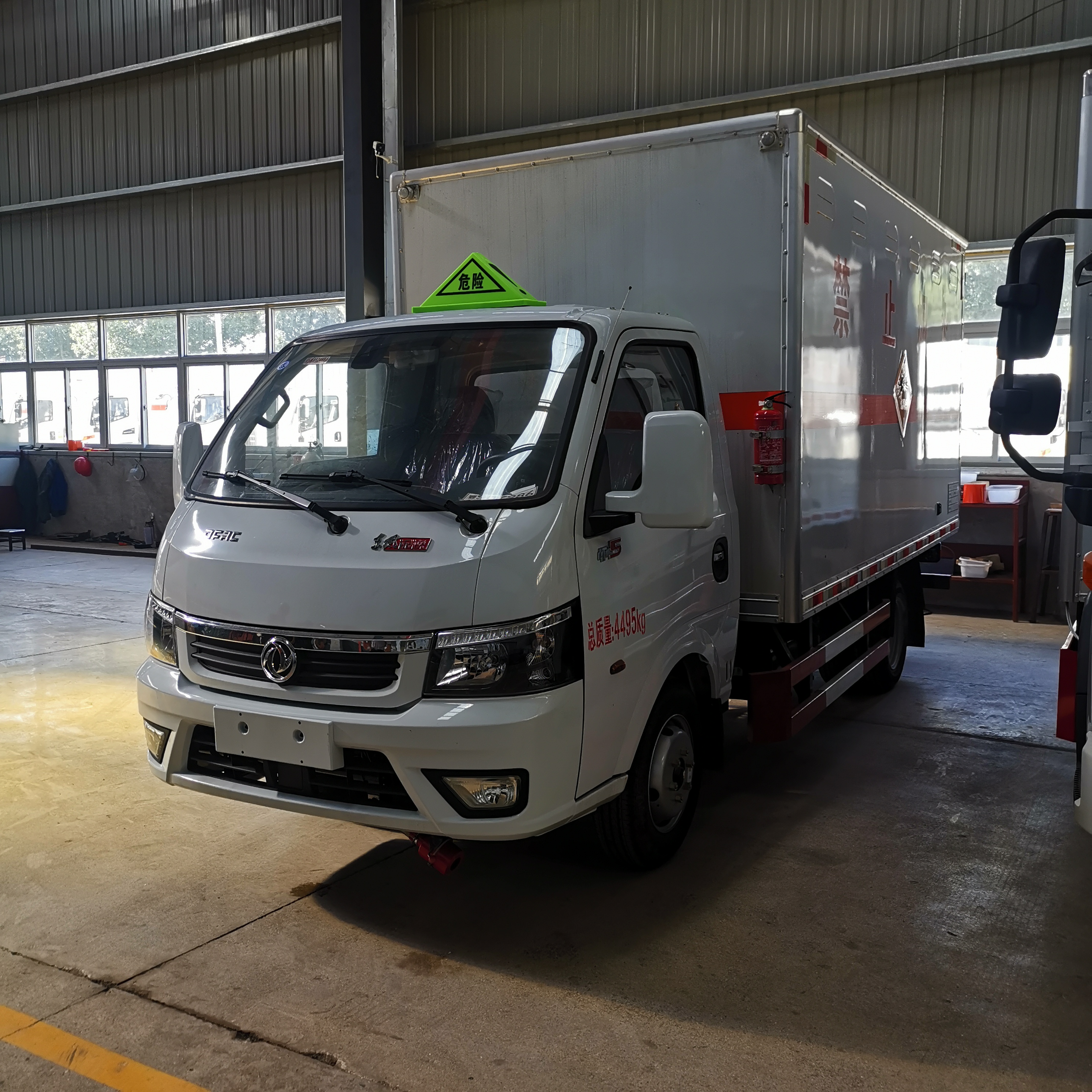 東風(fēng)途逸3.79米九類危險(xiǎn)品車