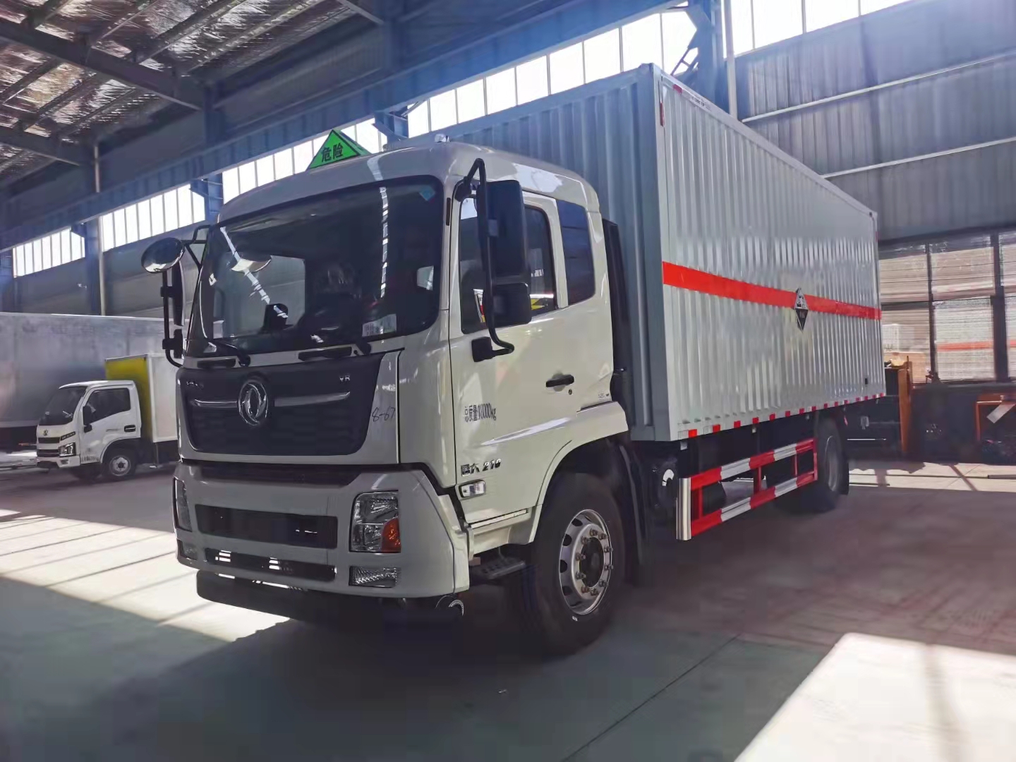 東風(fēng)天錦三軸帶三開側(cè)門雜項(xiàng)危險(xiǎn)物品廂式運(yùn)輸車