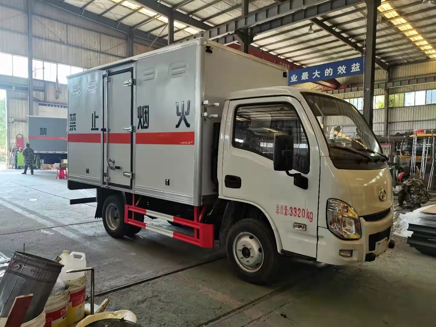 躍進國六汽油腐蝕品廂式運輸車