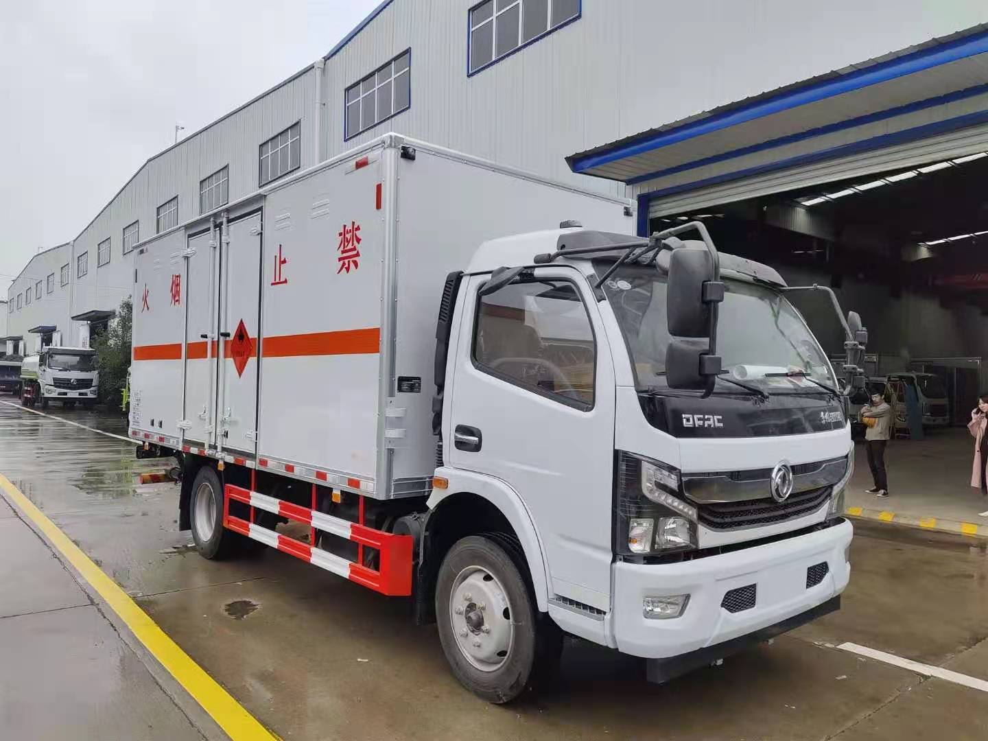 東風玉柴黃牌雜項危險品運輸車