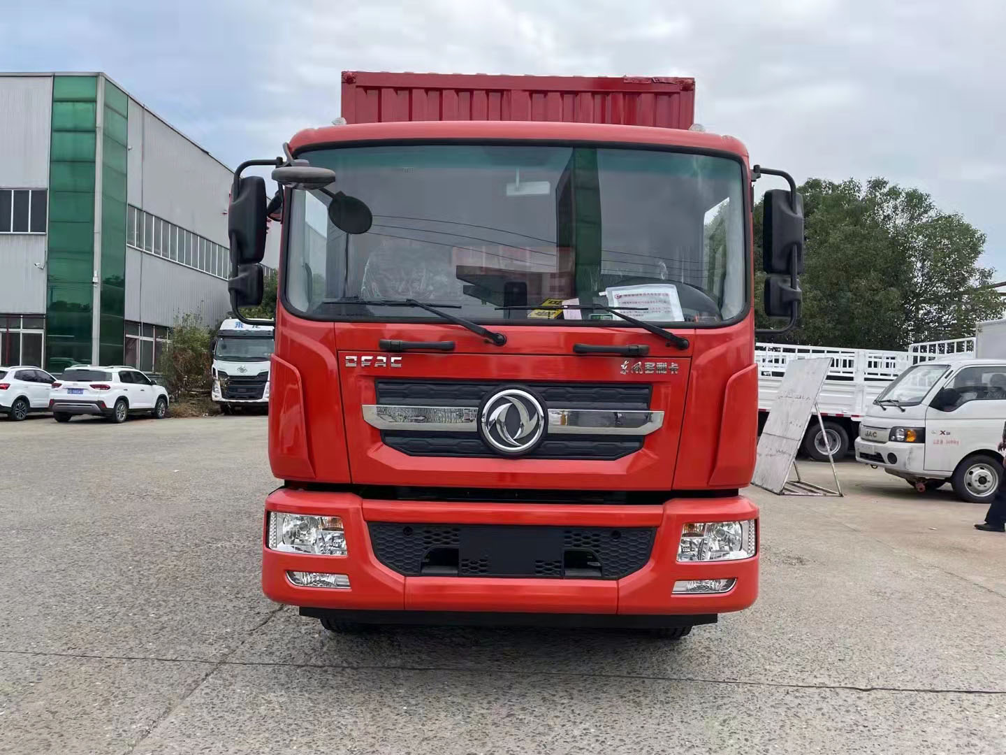 東風D9國六整車紅瓦楞板危險品車
