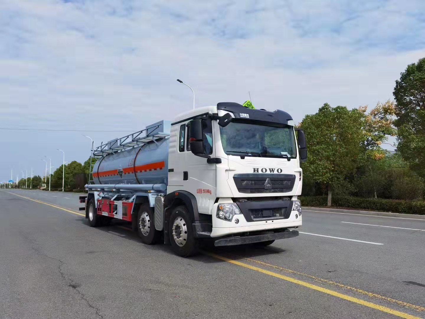 重汽豪沃6x2腐蝕性物品罐式運輸車生產廠家