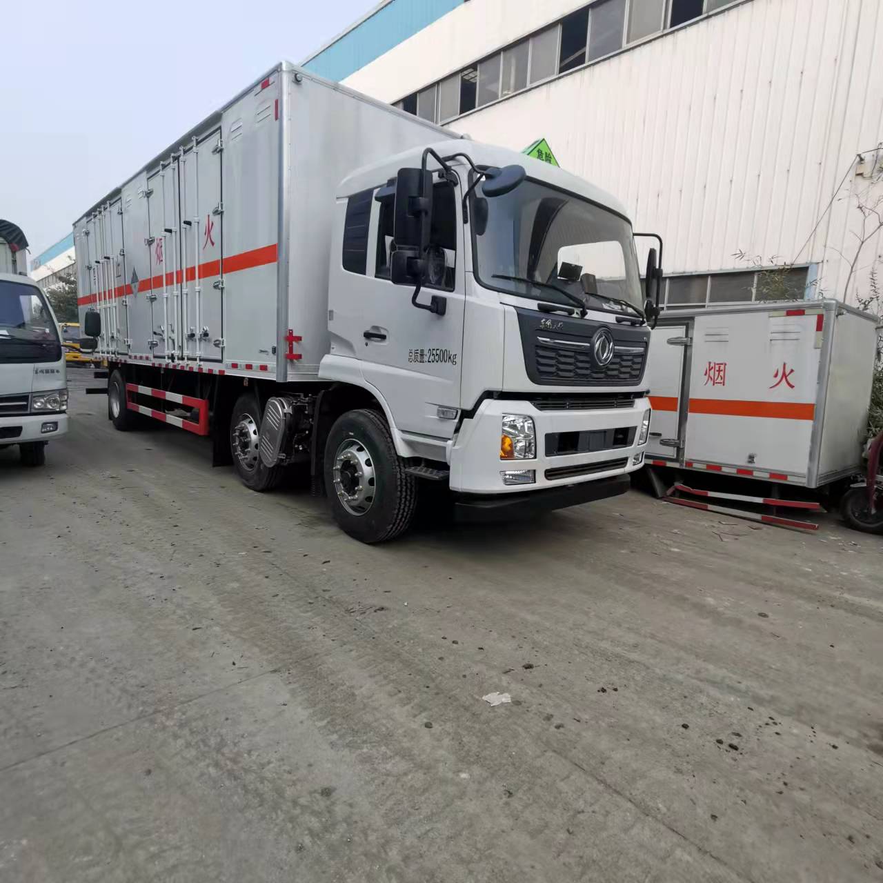 東風天錦三軸帶雙開雙側門國六危險品車