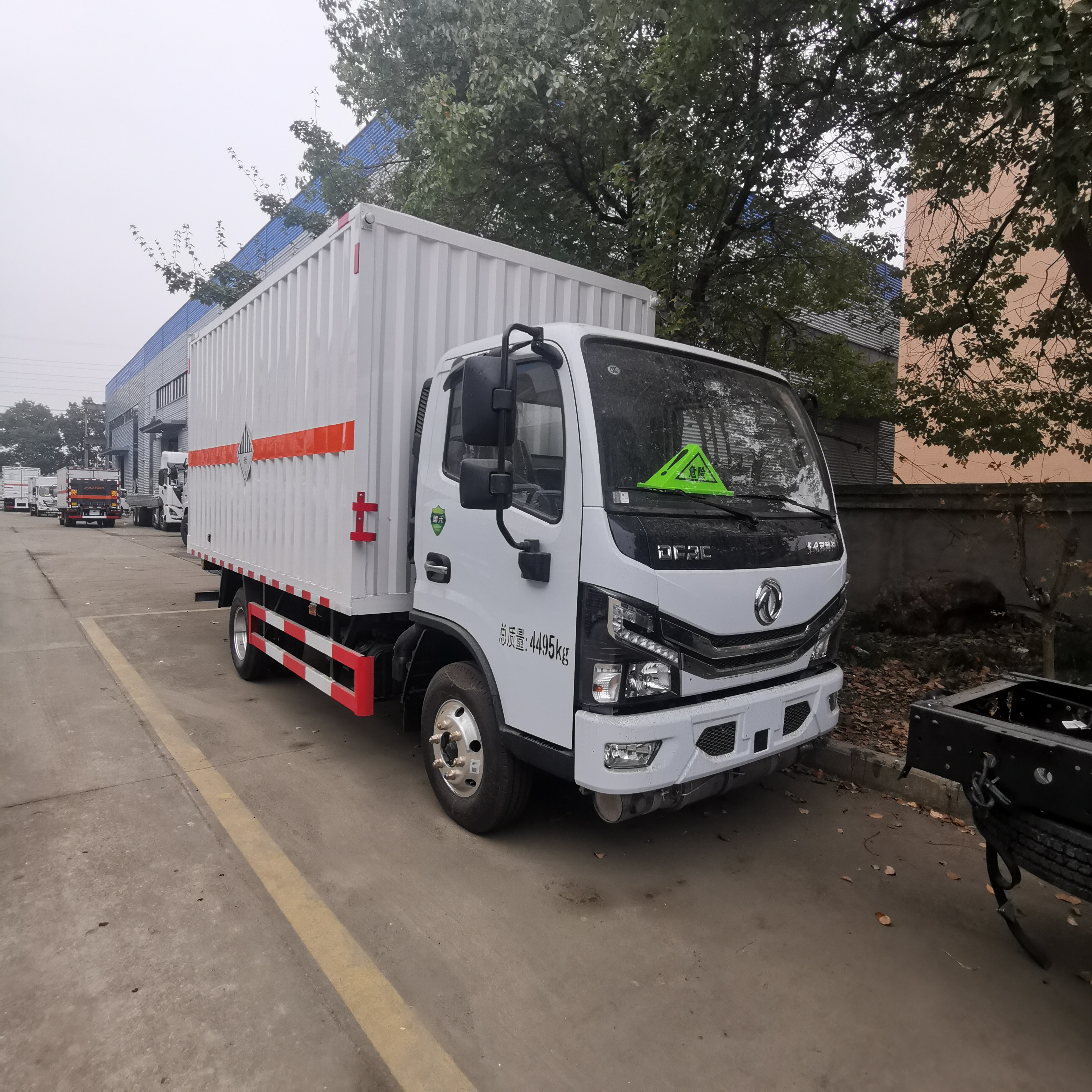 東風(fēng)多利卡藍(lán)牌瓦楞板雜項(xiàng)危險(xiǎn)品車