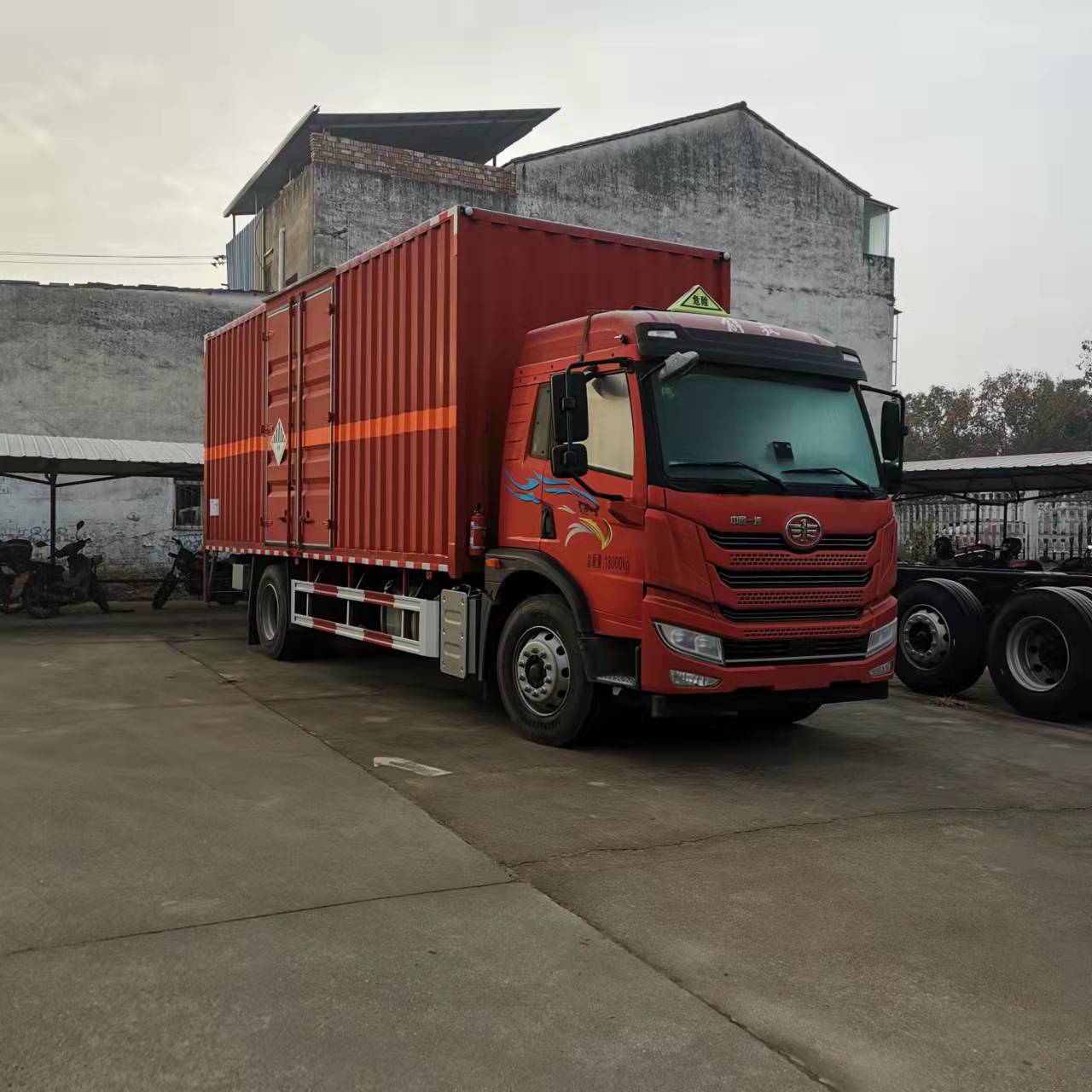 解放龍V國六瓦楞板6米8帶雙側(cè)門危險(xiǎn)品車