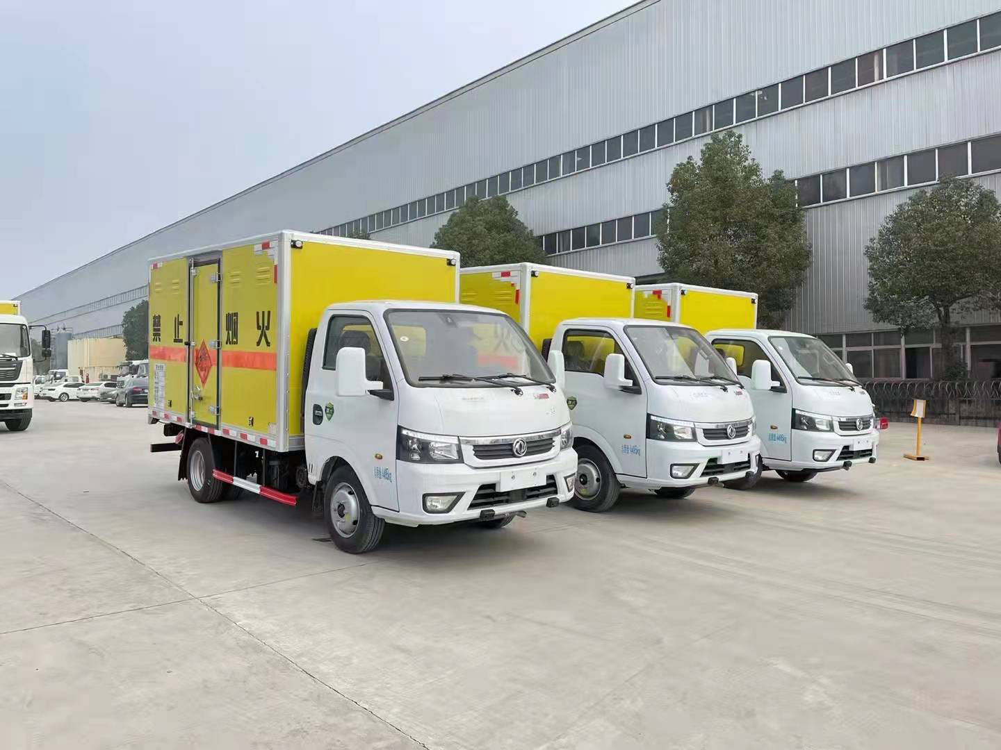 重慶邱總訂購三臺東風途逸爆破車