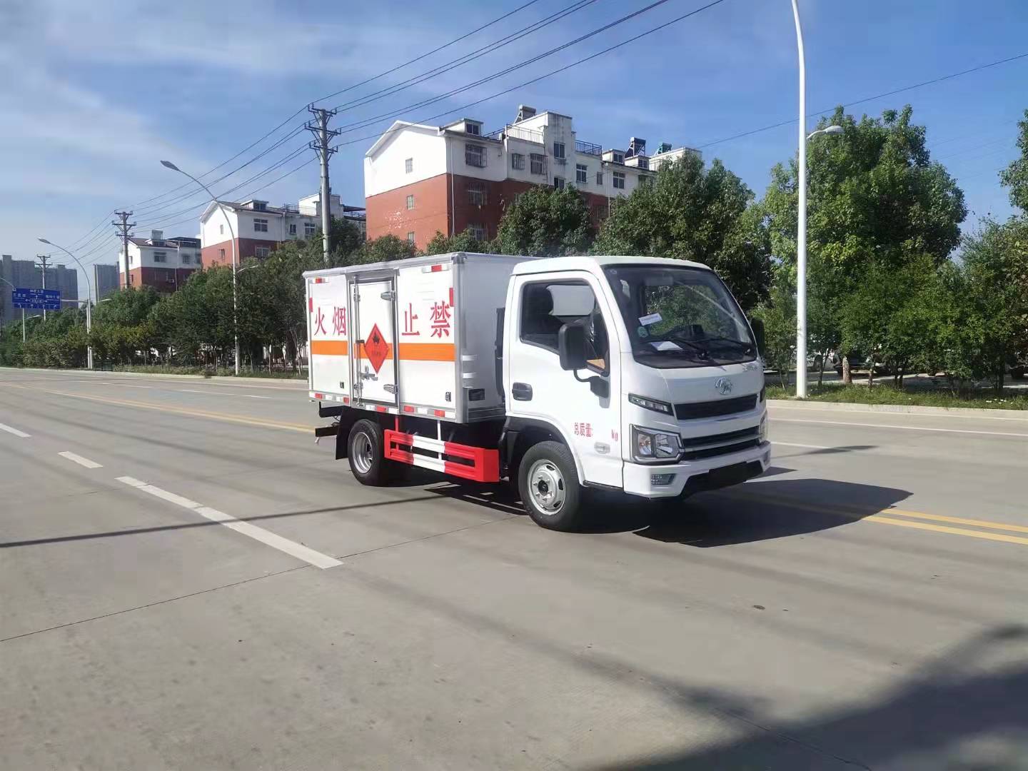 躍進(jìn)可進(jìn)礦洞國(guó)六爆破器材運(yùn)輸車