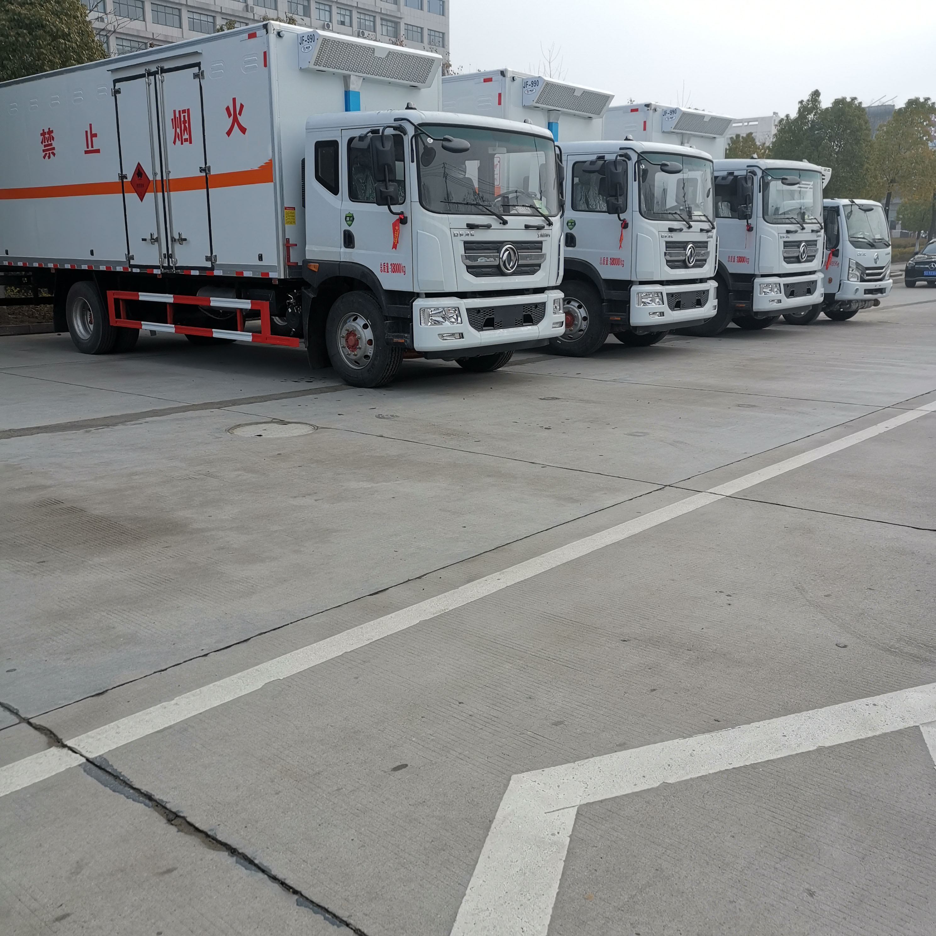 甘肅李總批量訂購4臺東風帶制冷機組三類危險品車