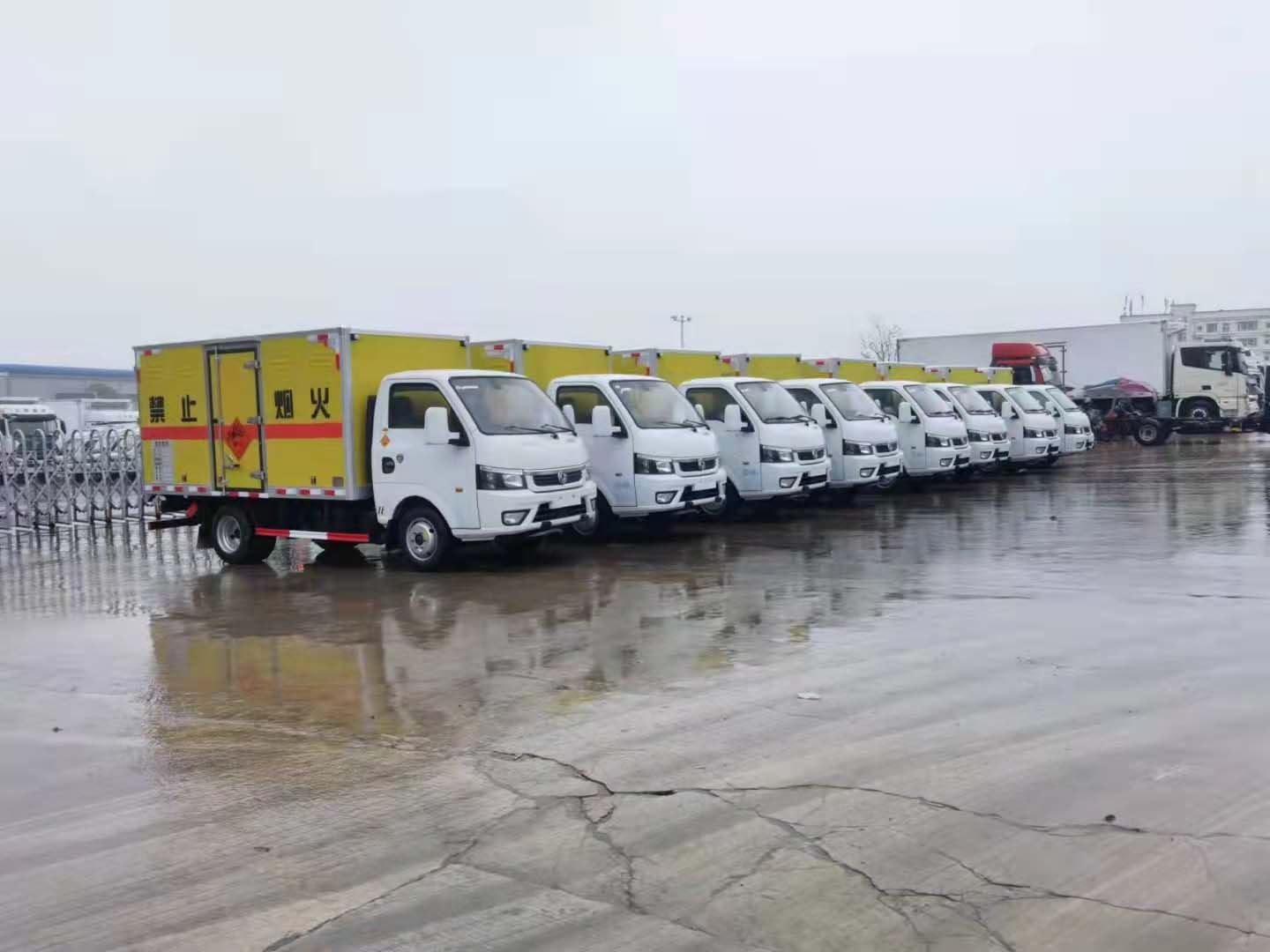 重慶李總批量訂購東風途逸10臺爆破運輸車