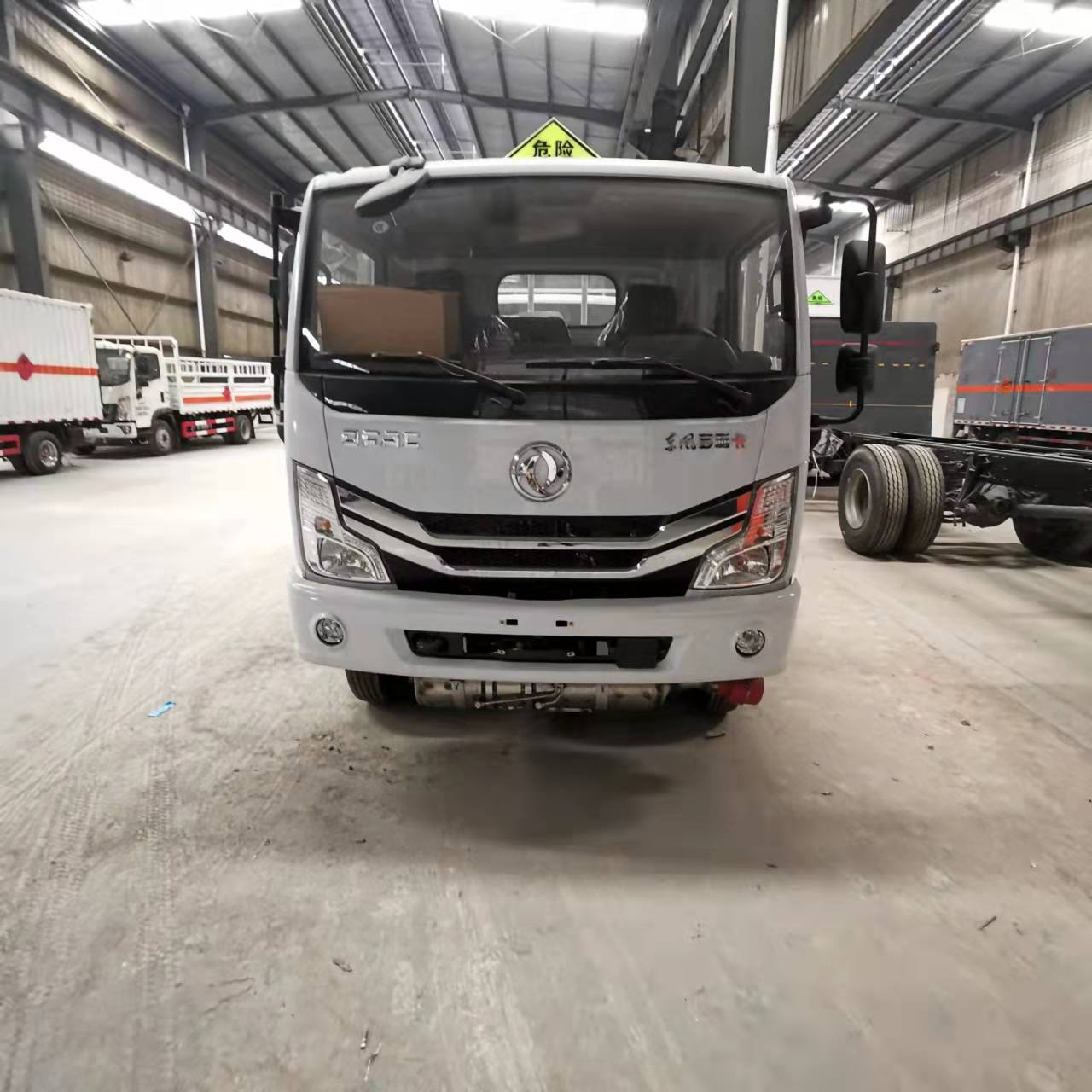 東風多利卡國六玉柴140馬力瓦楞板藍牌危險品車