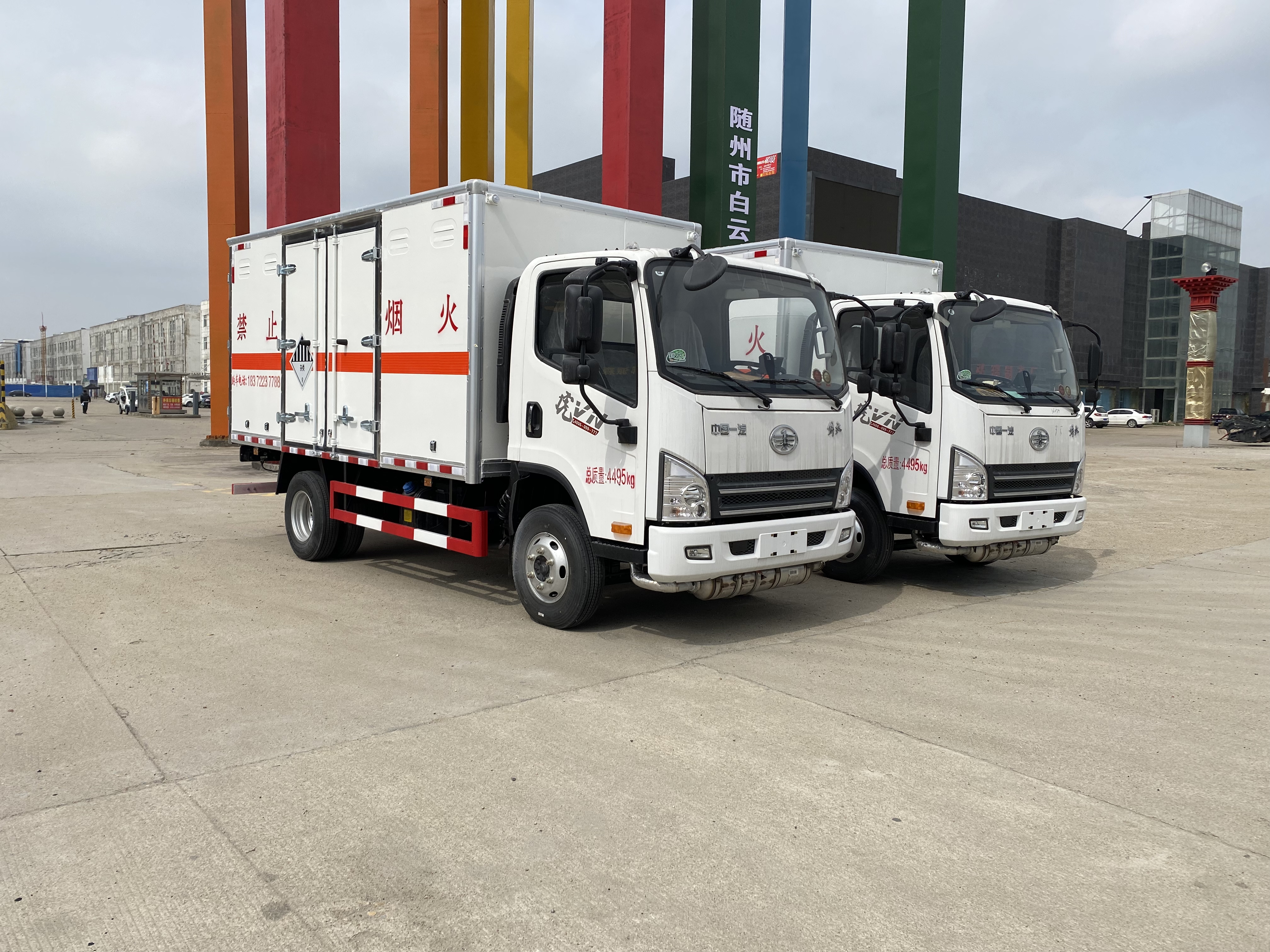 新疆王總訂購2臺解放虎V國六雜項危險品車