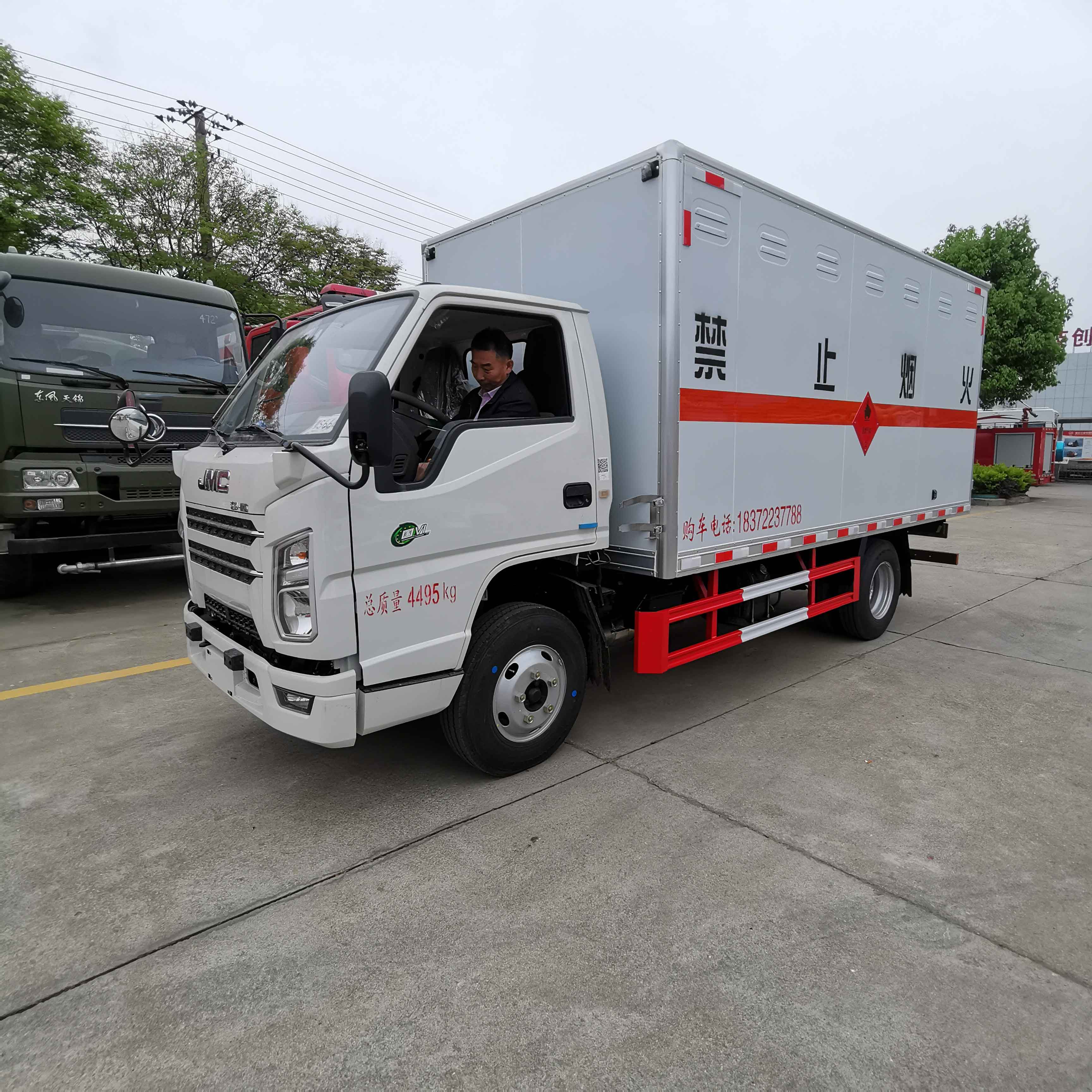 江鈴大排量藍(lán)牌危險(xiǎn)品車現(xiàn)車