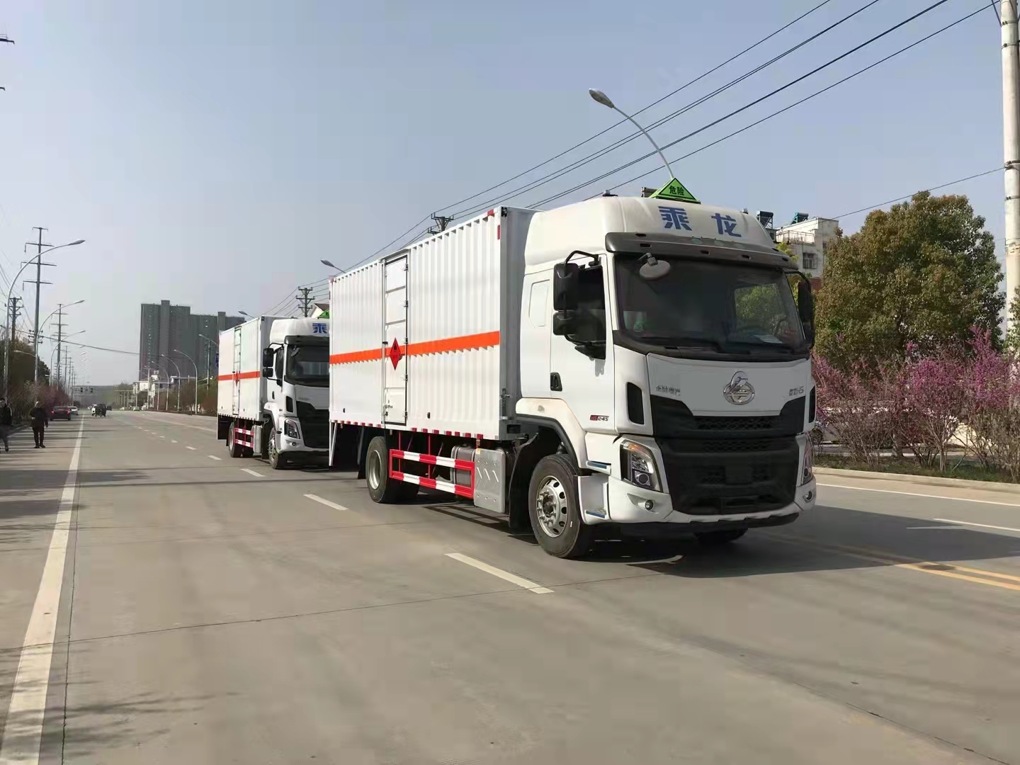 柳汽高頂雙臥單橋6米8瓦楞板危險(xiǎn)品車