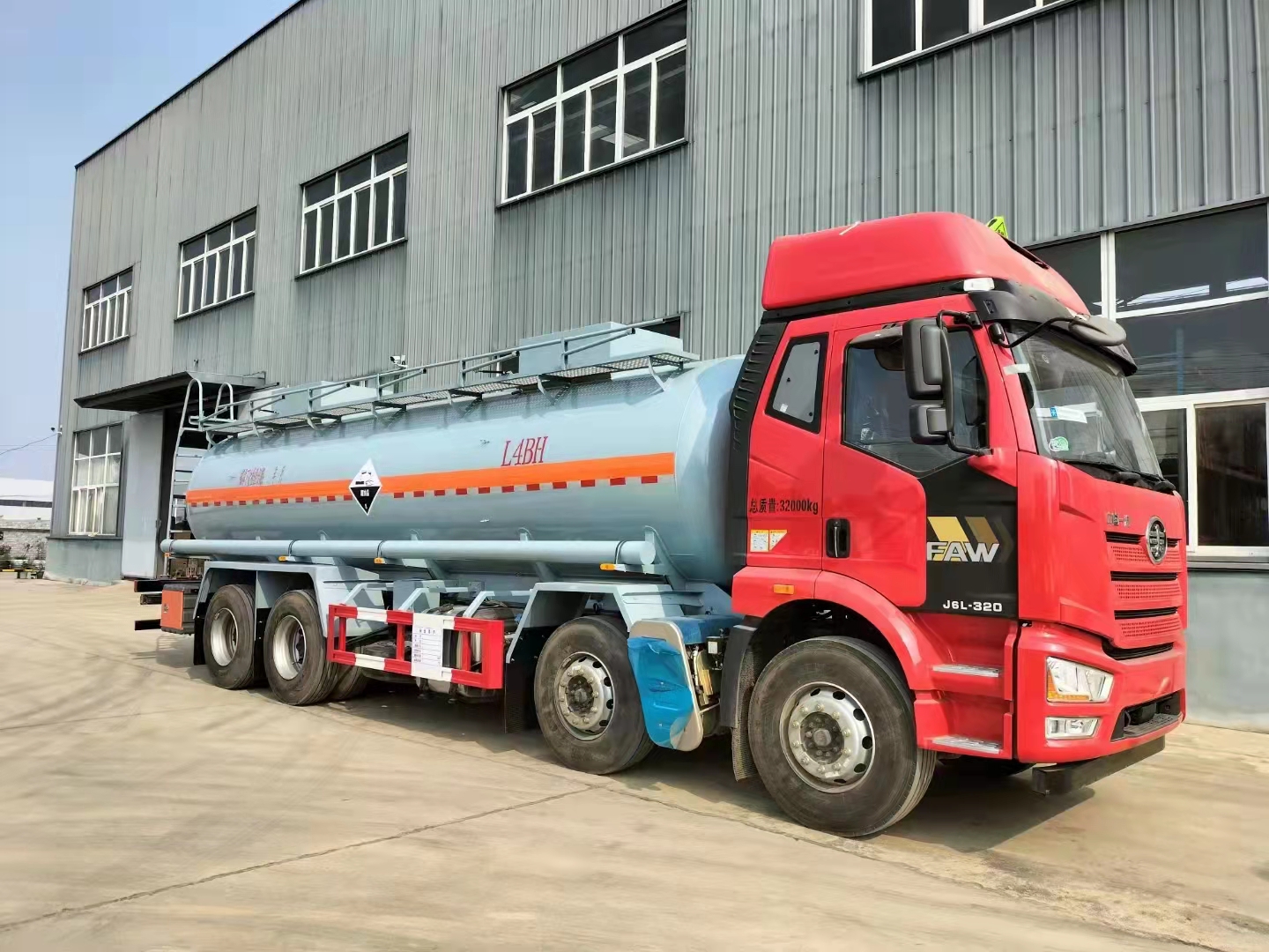 解放J6L國(guó)六前四后八國(guó)六腐蝕性罐式運(yùn)輸車