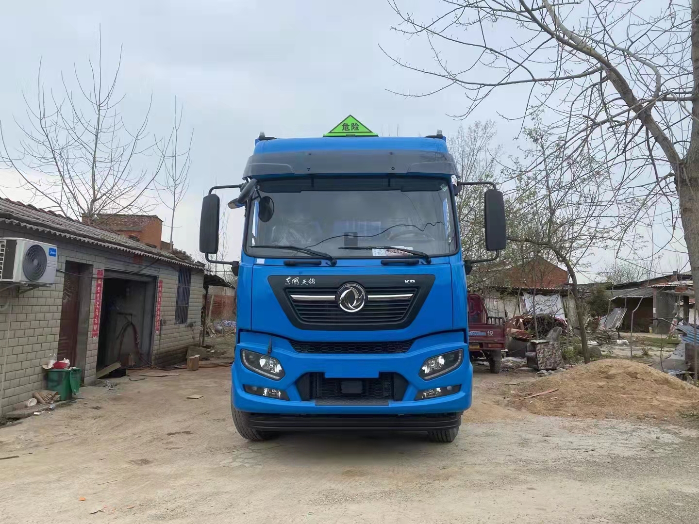 東風(fēng)天錦KR三軸高頂雙臥瓦楞板危險(xiǎn)品車