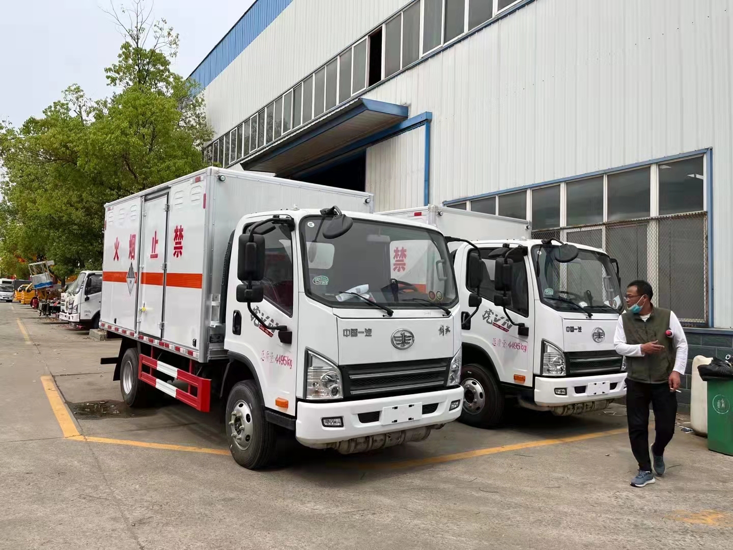 新疆李總在我司批量訂購2臺解放雜項危險品車