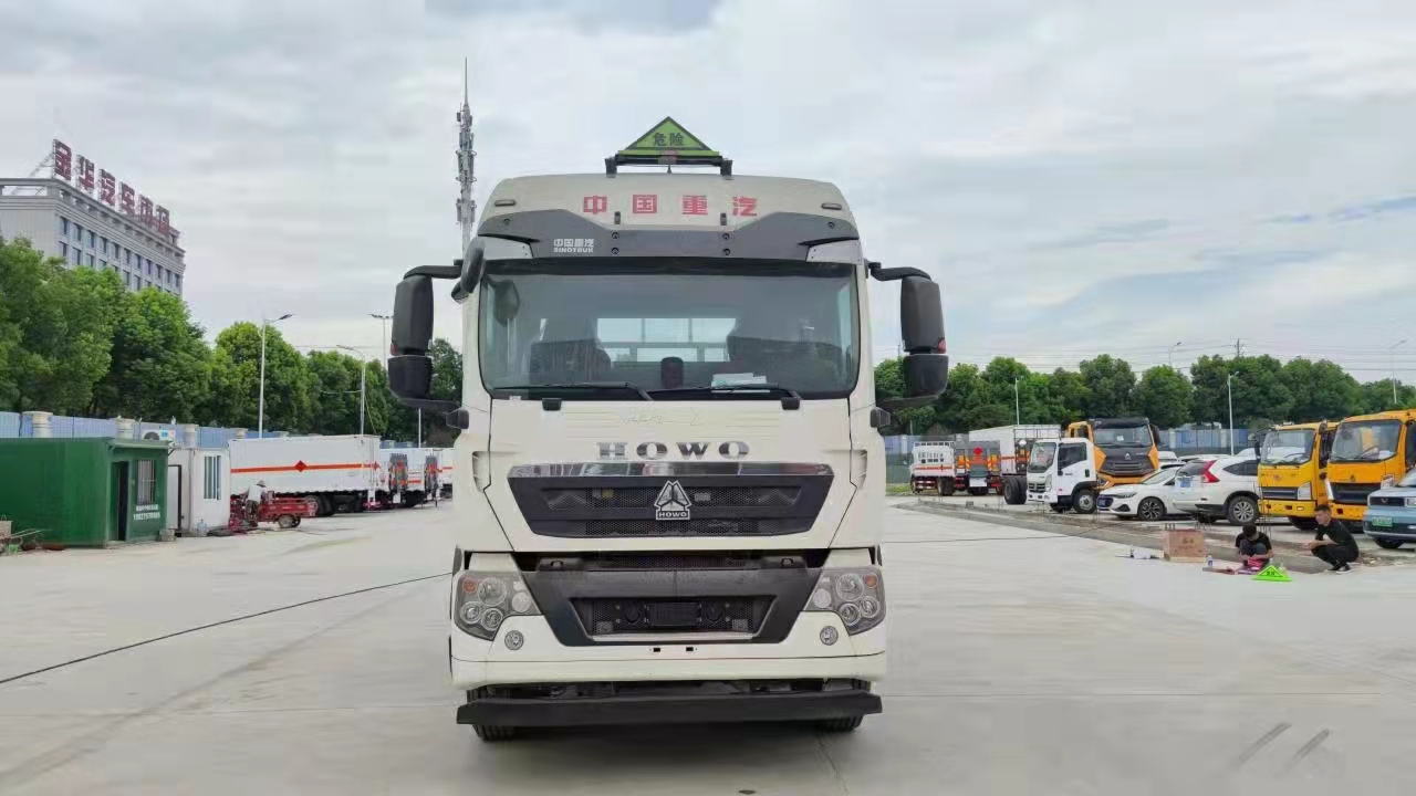 威武霸氣，還看重汽汕德卡三軸9米6國六氣瓶車