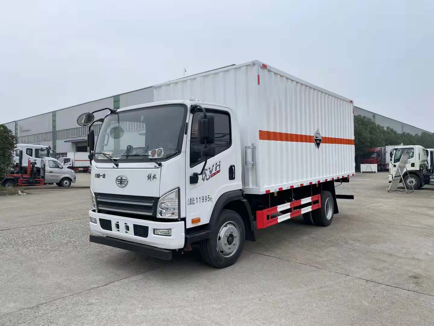 解放5米1虎V國六瓦楞板帶雙側門危險品車