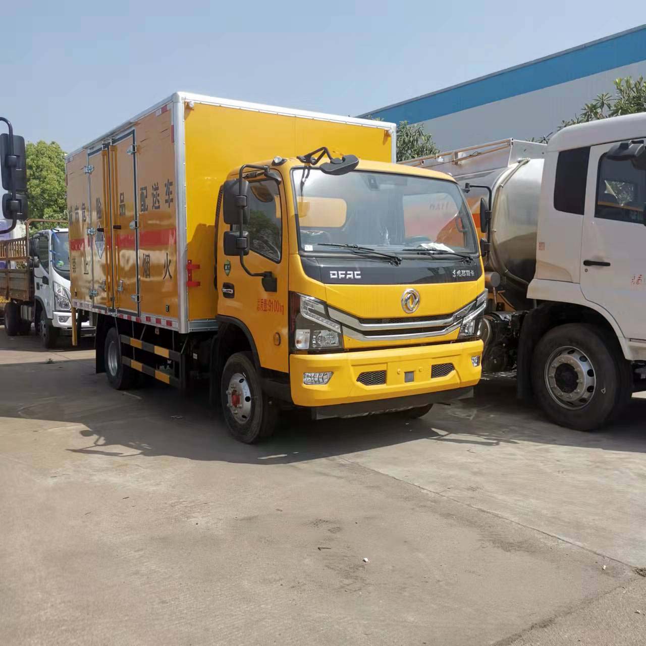 城市配送定制少不了東風大多利卡黃色危險品車