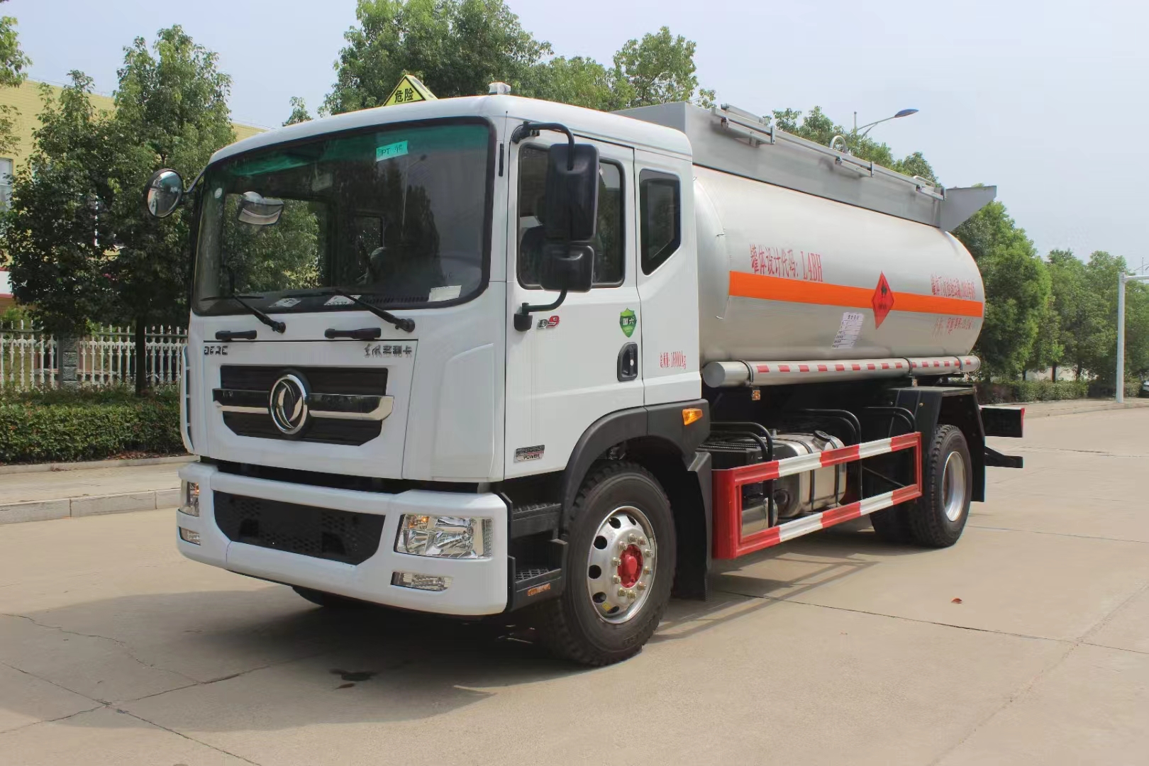 東風(fēng)D9國(guó)六甲醇罐式車