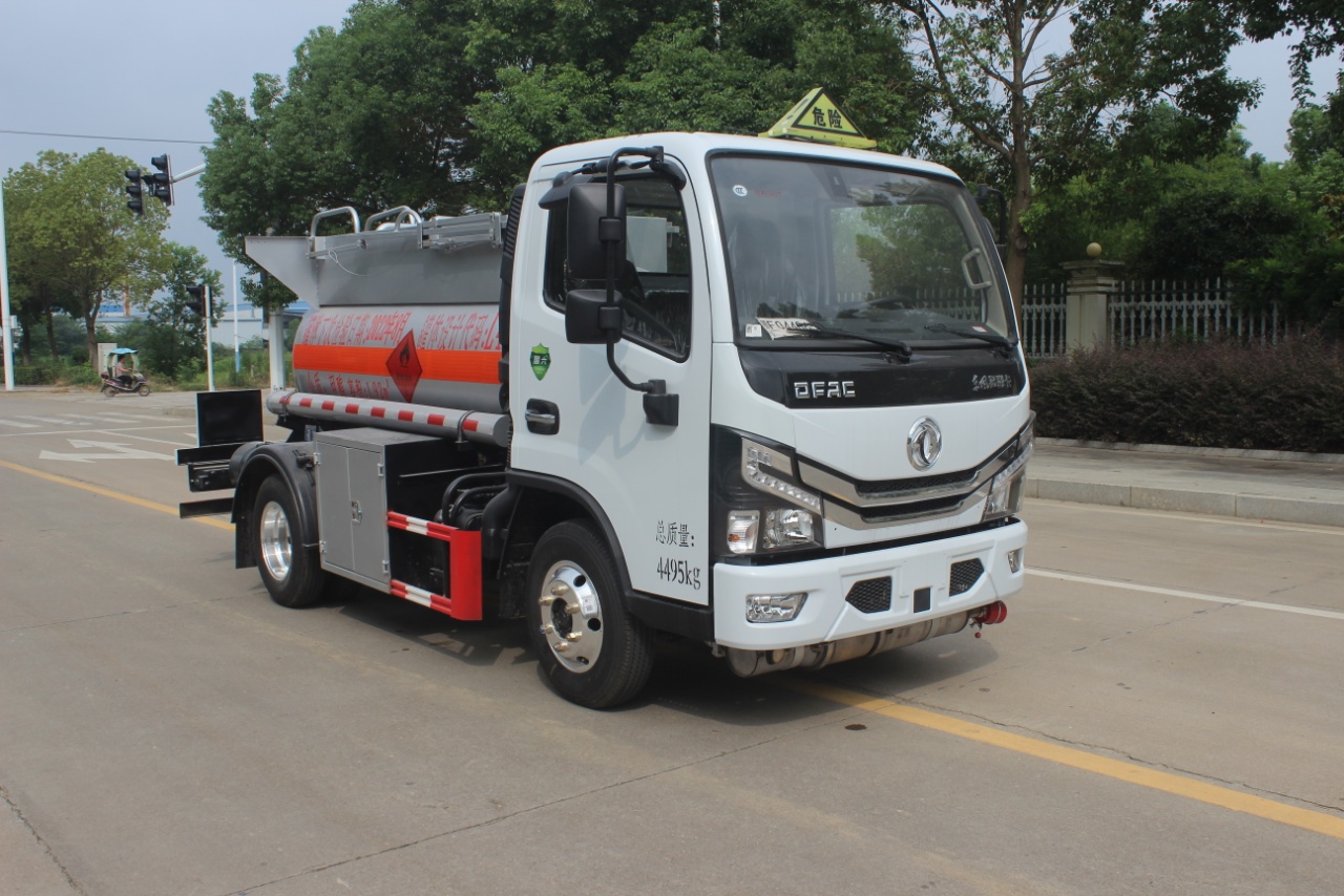 東風(fēng)小型藍(lán)牌甲醇罐式運(yùn)輸車