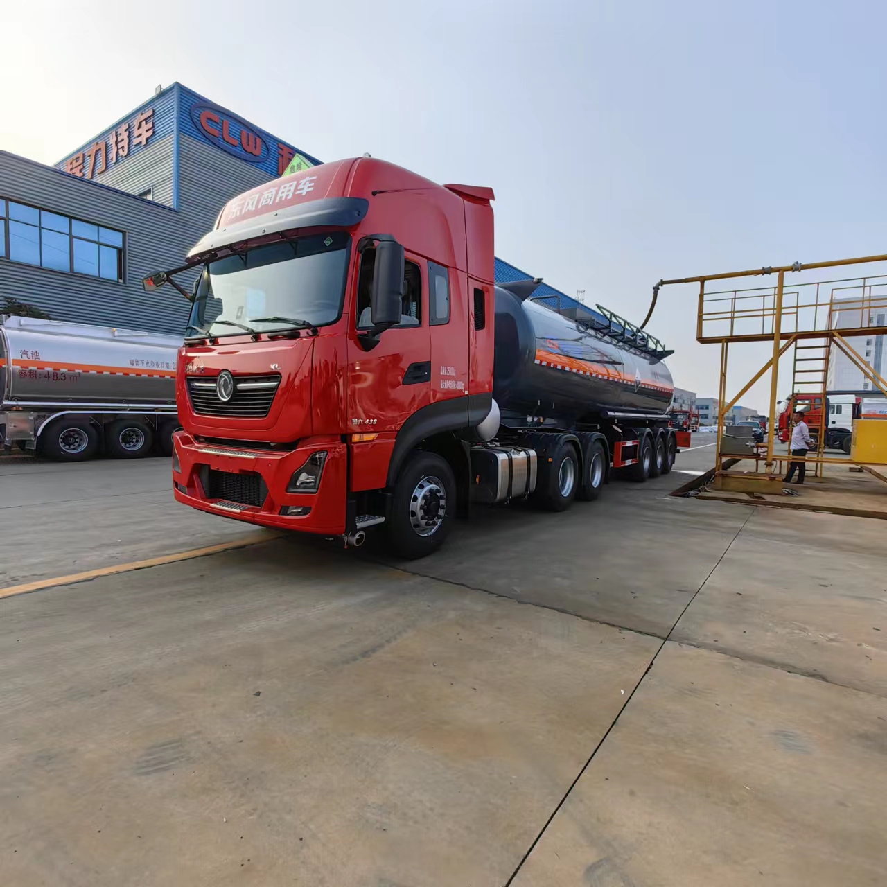 東風(fēng)天龍高頂雙臥半掛腐蝕品運(yùn)輸車