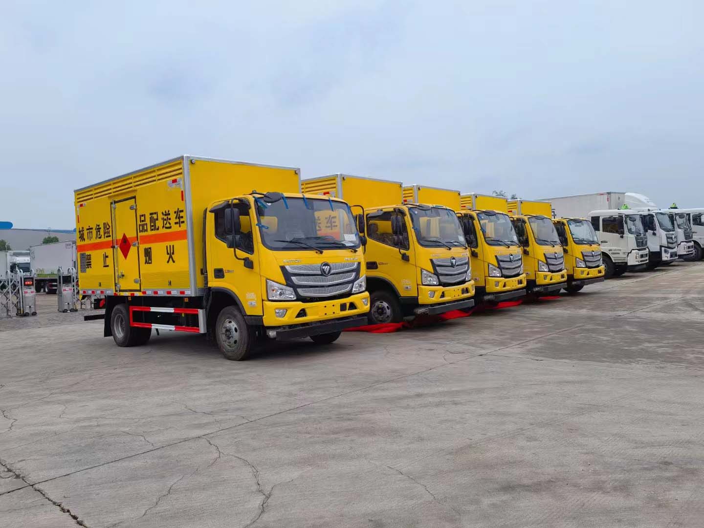 湖南李總訂購5臺福田歐馬可黃色危險品車