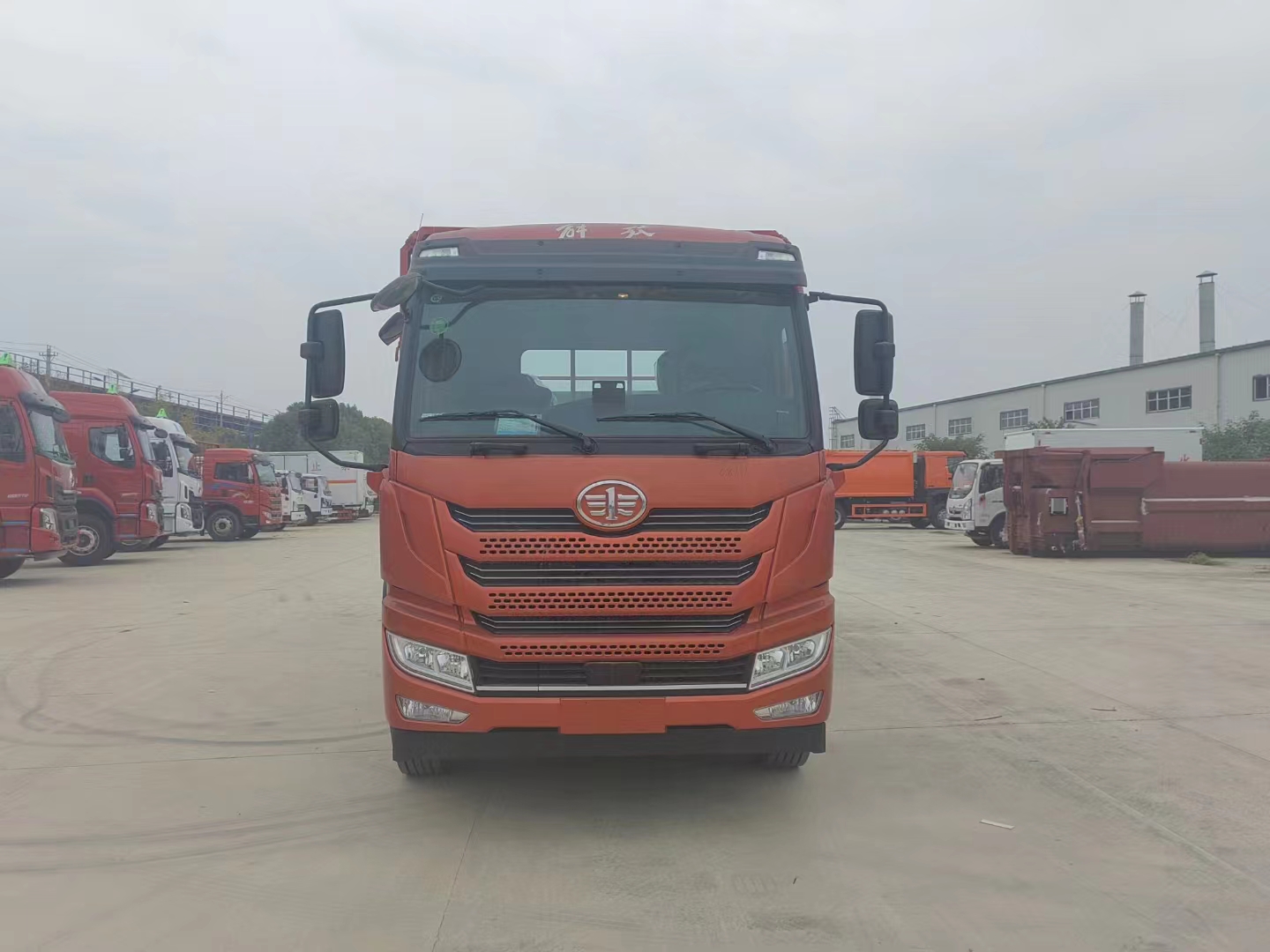 新款車型推薦——解放龍V國六6.8米氣瓶運輸車